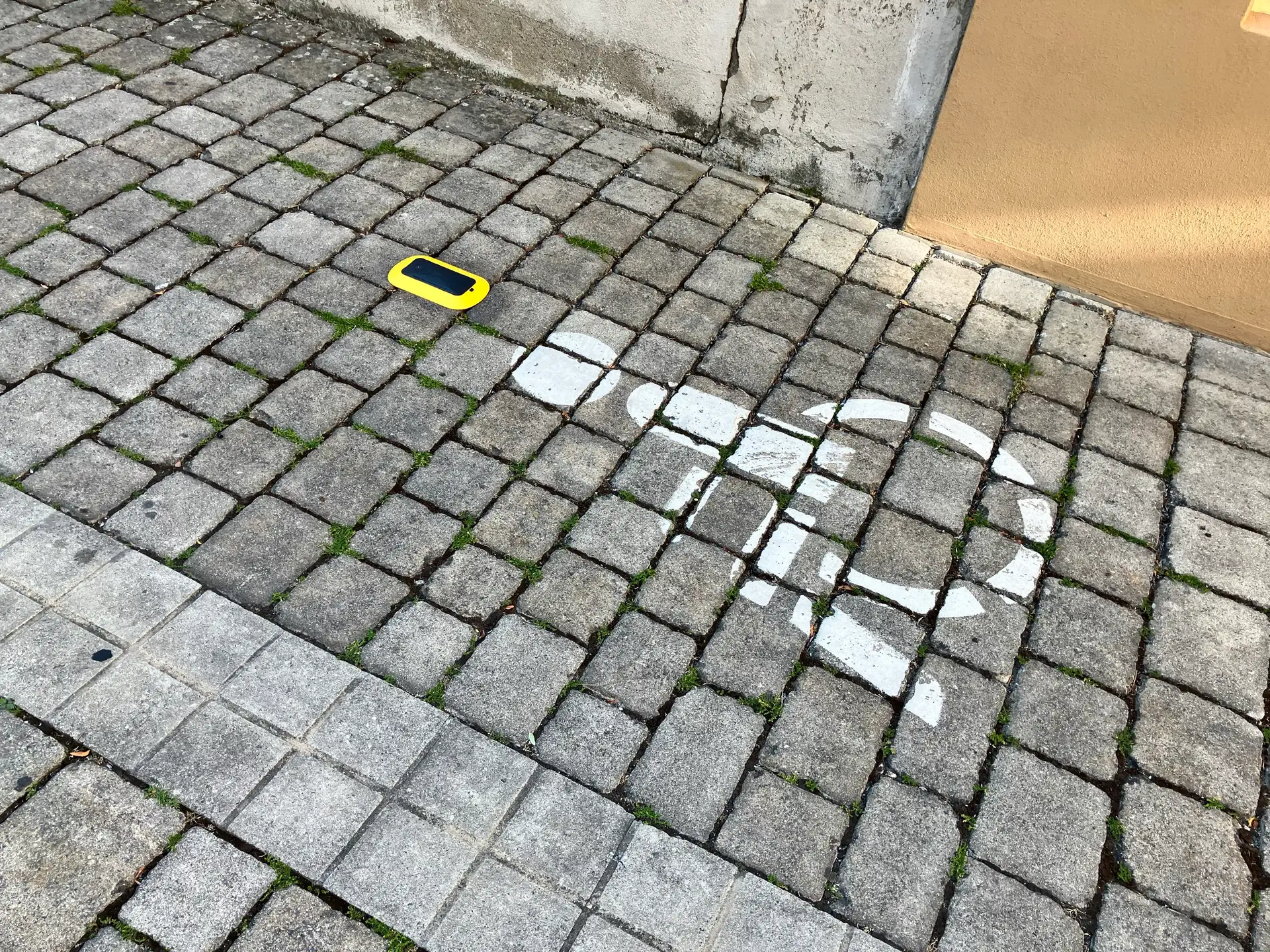 Dieser kleine gelbe Sensor macht einen großen Unterschied: Künftig zeigt er an, ob ein Behindertenparkplatz frei oder belegt ist – und erleichtert Menschen mit Behinderung die Planung ihrer Fahrt in die Innenstadt.