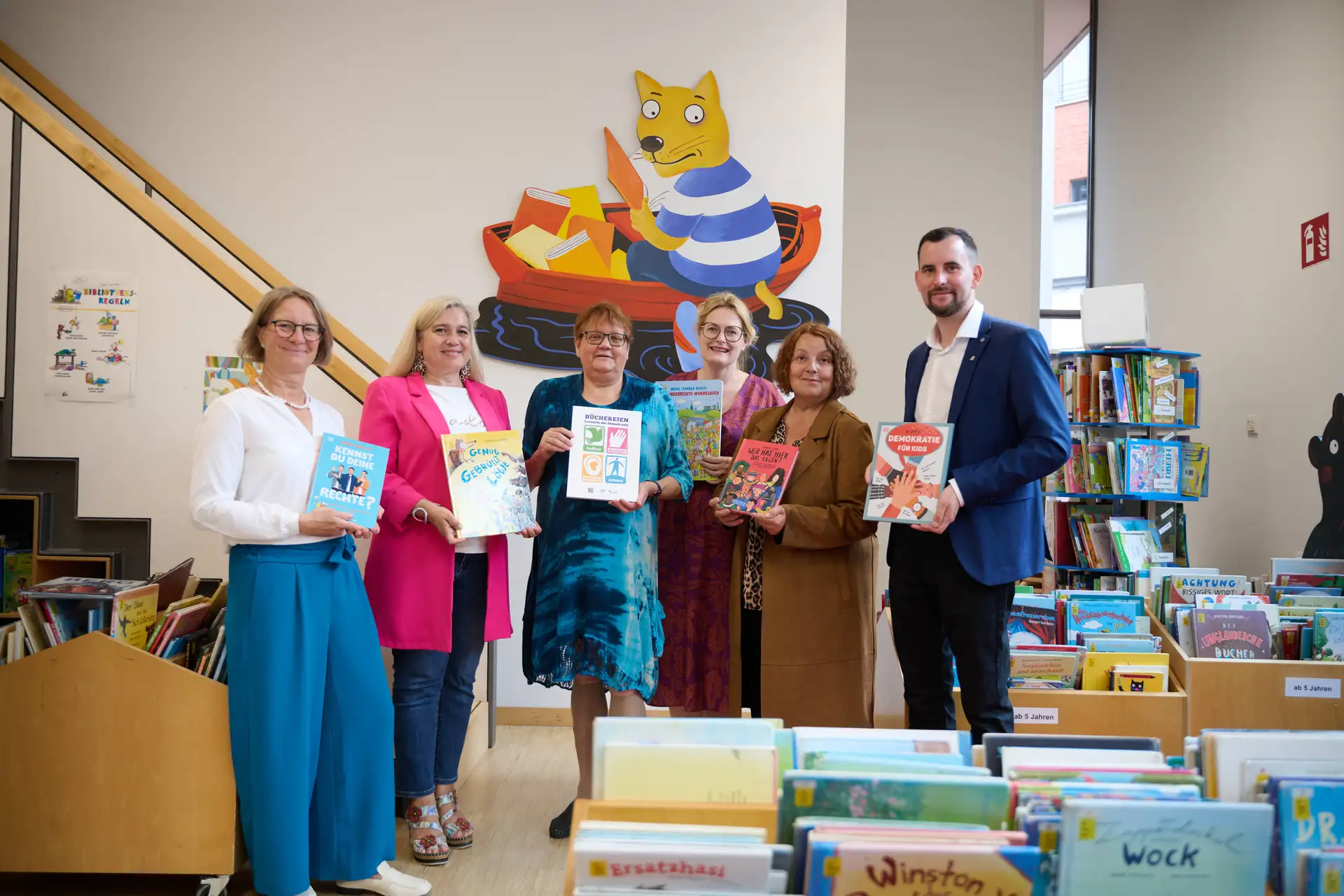 (v.l.n.r.) Melanie Dirauf (Diözesanbibliothekarin Bamberg), MdL Melanie Huml, Christiane Weiß (Büchereileitung), Dr. Claudia Maria Pecher (Leitung Politik, Bibliotheken und Kommunikation im Sankt Michaelsbund), Ulrike Siebenhaar (Kulturreferentin der Stadt Bamberg), und Olaf Seifert (Fraktionsvorsitzender der SPD-Stadtratsfraktion Bamberg)