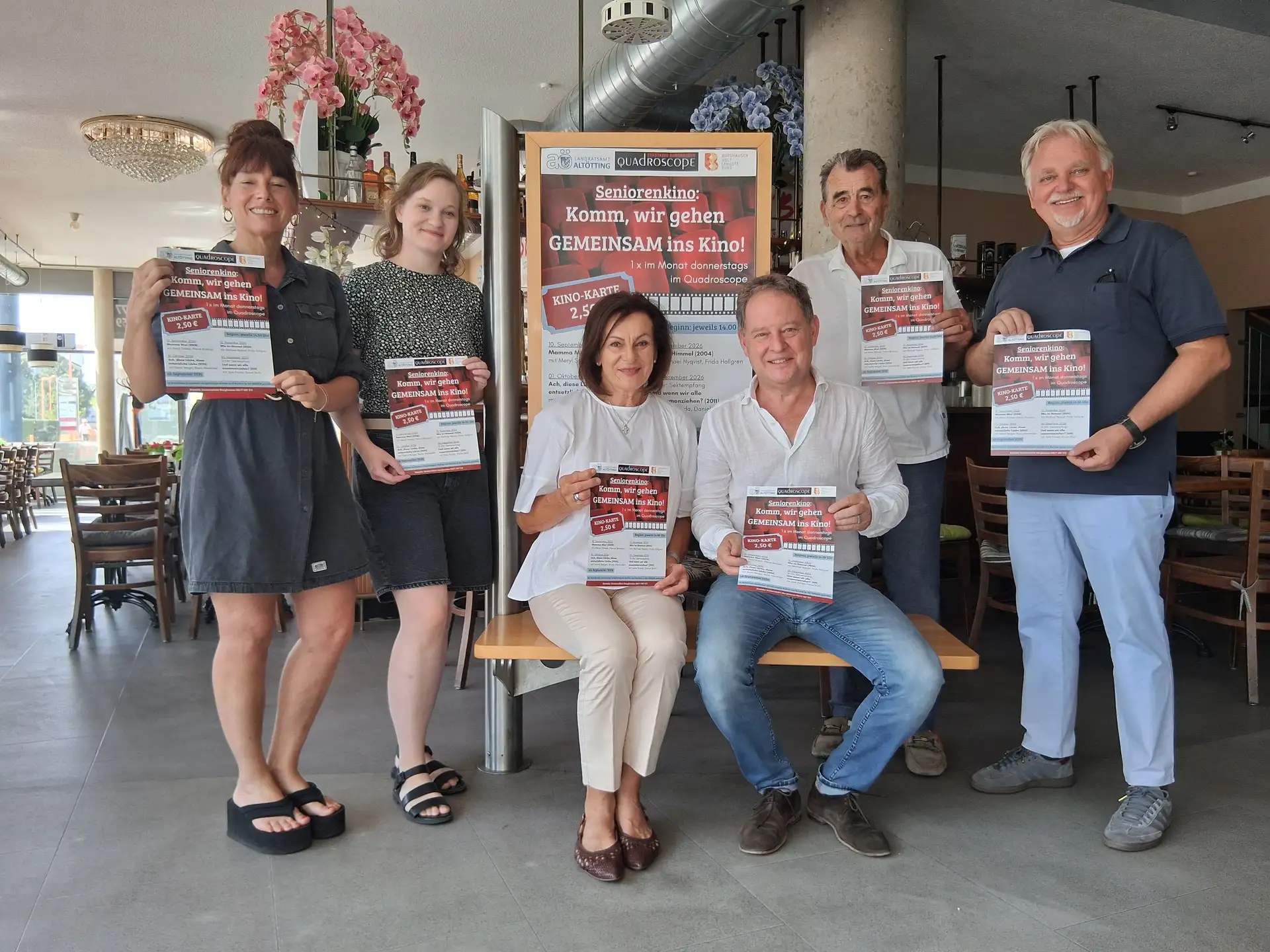 Sie stehen hinter dem Projekt Seniorenkino (v.l.): Katrin Krumbachner (Landratsamt Altötting), Veronika Alfranseder (Seniorenbüro), Claudia Semmler (Sprecherin der Arbeitsgemeinschaft Senioren Burghausen), Erster Bürgermeister Florian Schneider, Altbürgermeister Hans Steindl (VdK-Ortsvorsitzender) und Heinz Donner (Seniorenreferent).