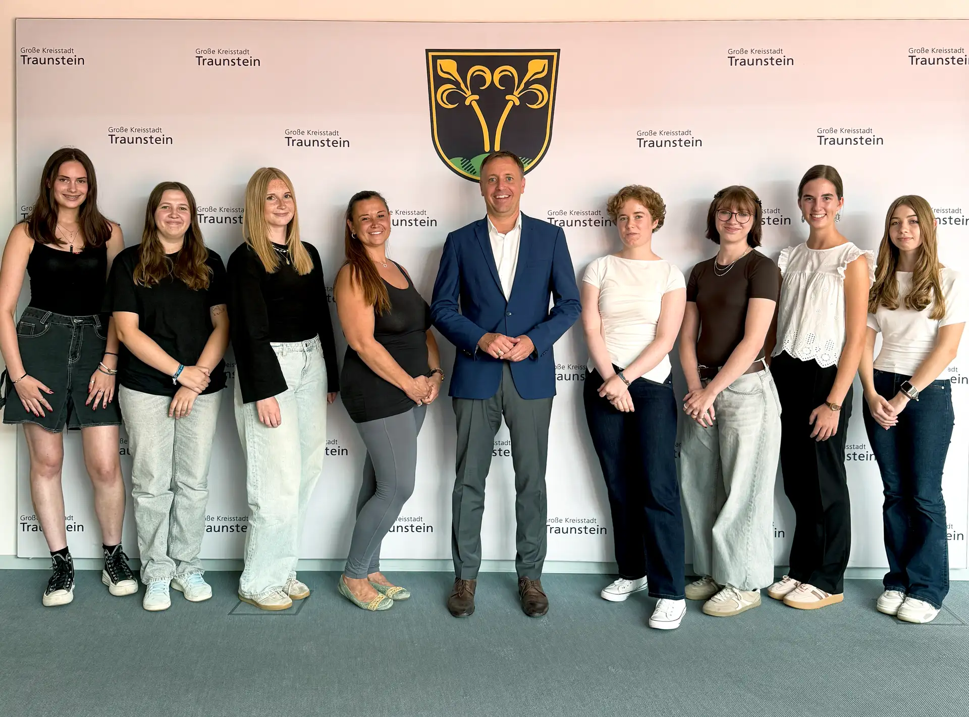 Von links: Sofia Riedl (Erzieherpraktikantin im SEJ), Melina Hangl (Berufspraktikantin im Anerkennungsjahr als Erzieherin), Lena Lamminger (Erzieherpraktikantin im SEJ), Alexandra Reitter (Berufspraktikantin im Anerkennungsjahr als Erzieherin), Oberbürgermeister Dr.