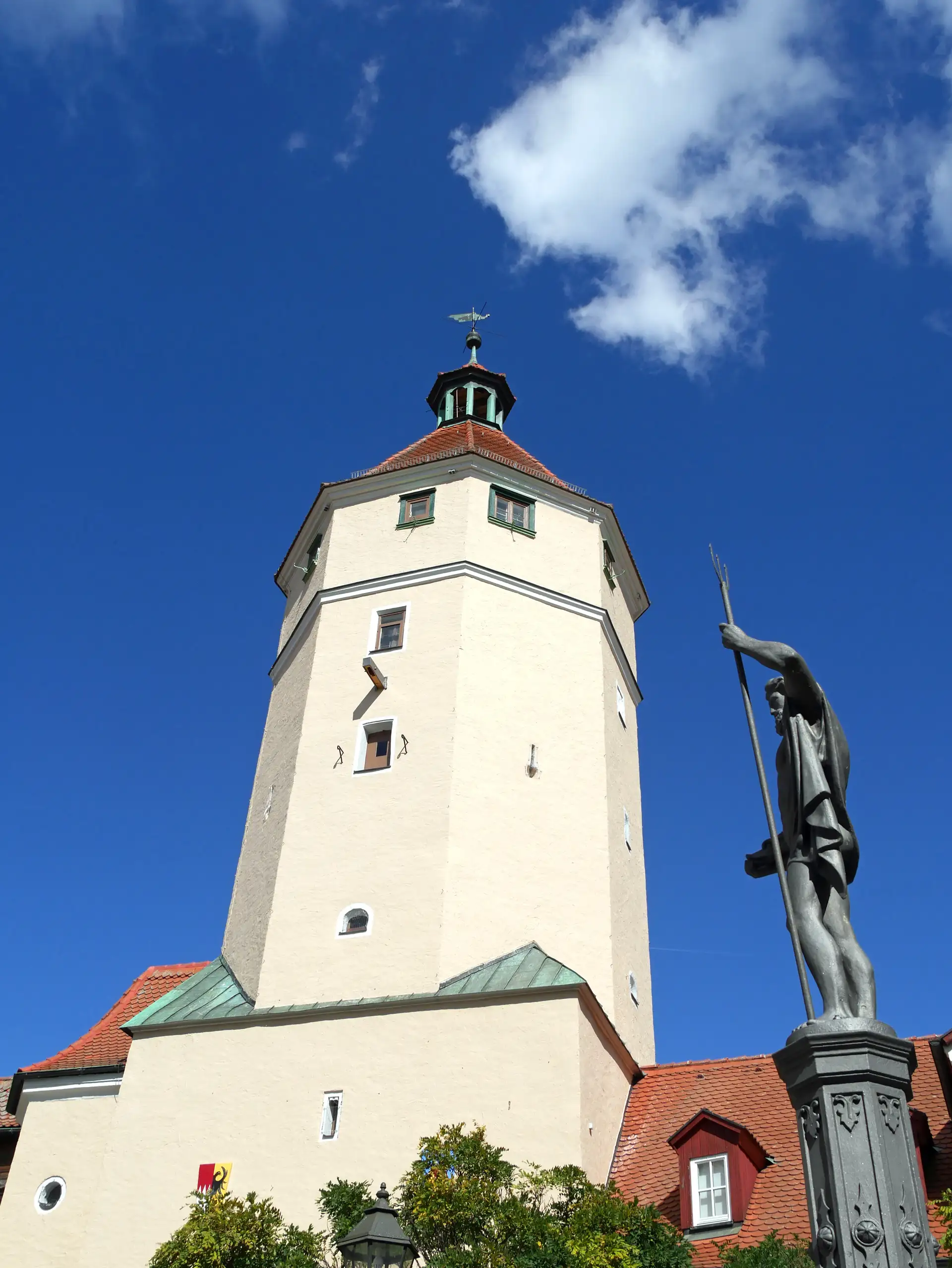 Blick auf einen hohen Turm über der Stadt Gunzenhausen bei Tageslicht.