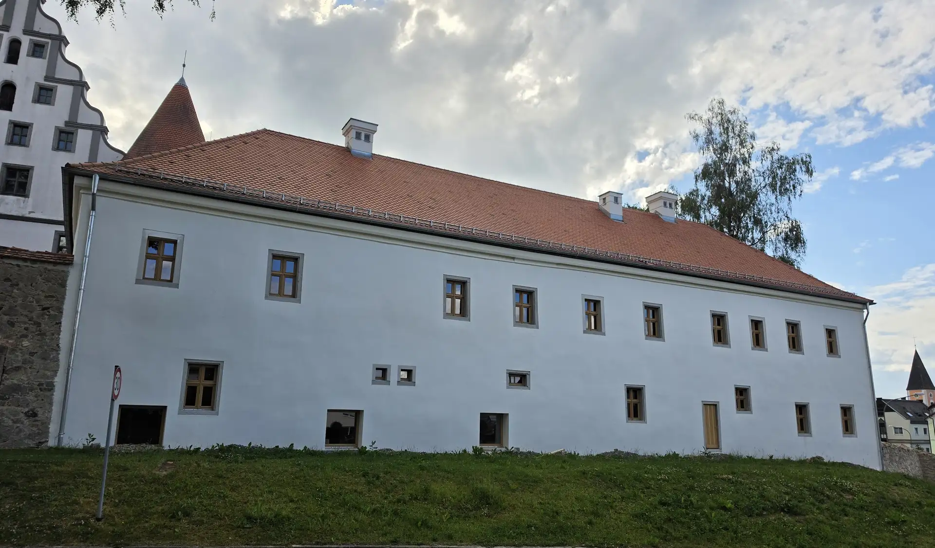 Landkreis Neustadt a.d. Waldnaab öffnet generalsaniertes Kavaliersgebäude in Vohenstrauß
