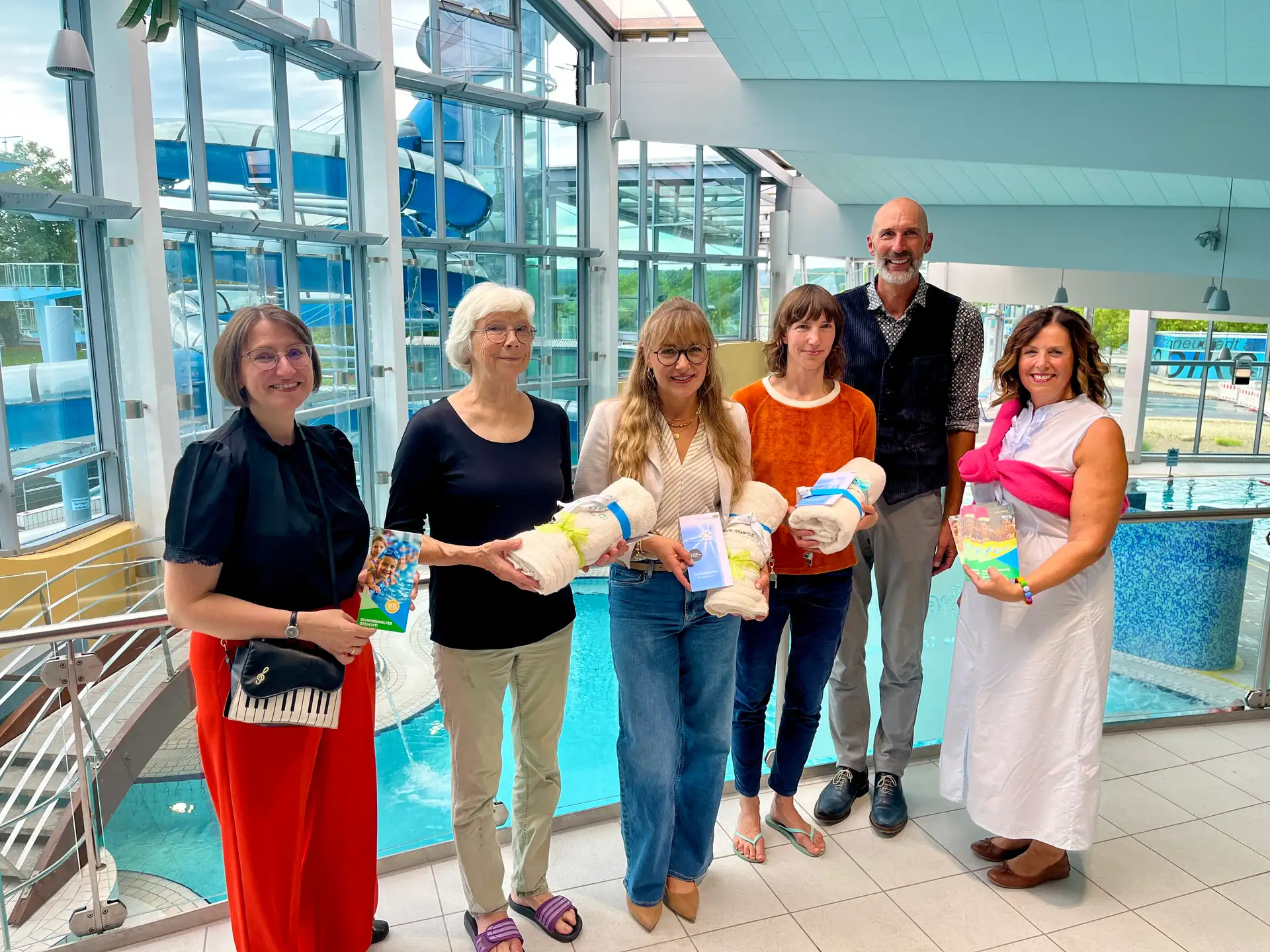 Mit (ab Zweite von links) Karin Nerche, Eva Klökler und Mira Semmelroch konnten Landrätin Sonja Rahm (links) sowie Karl-Heinz Deublein (Schulamtsdiektor) und Annette Müller-Mann (Kreisentwicklung, rechts) drei neue Schwimmhelferinnen begrüßen. (Fotos: Christian Hüther / Landkreis Rhön-Grabfeld).