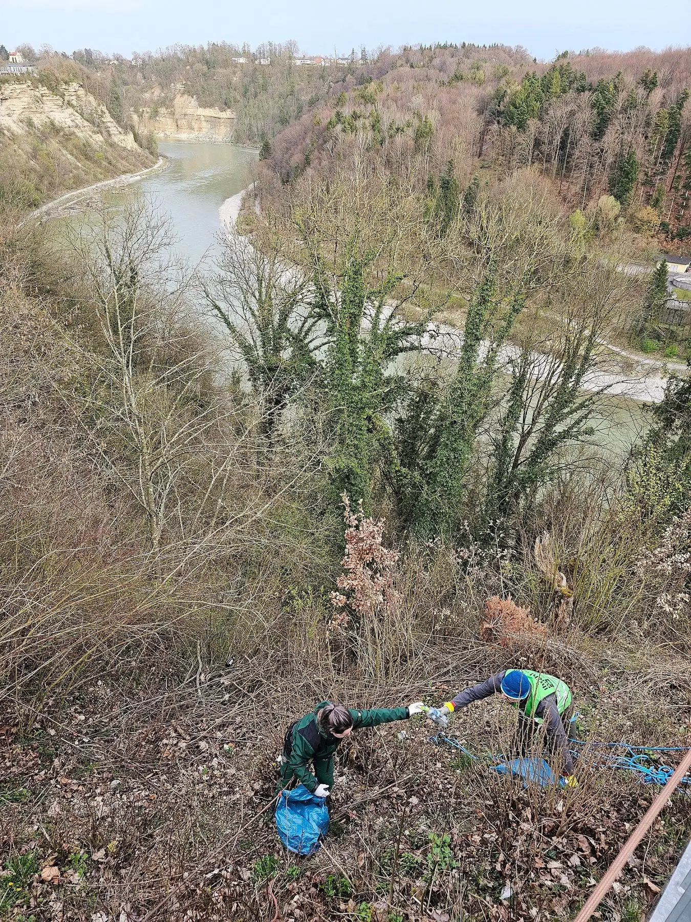 Engagierte Kletterer und FÖJlerinnen säubern Salzachhang in Burghausen