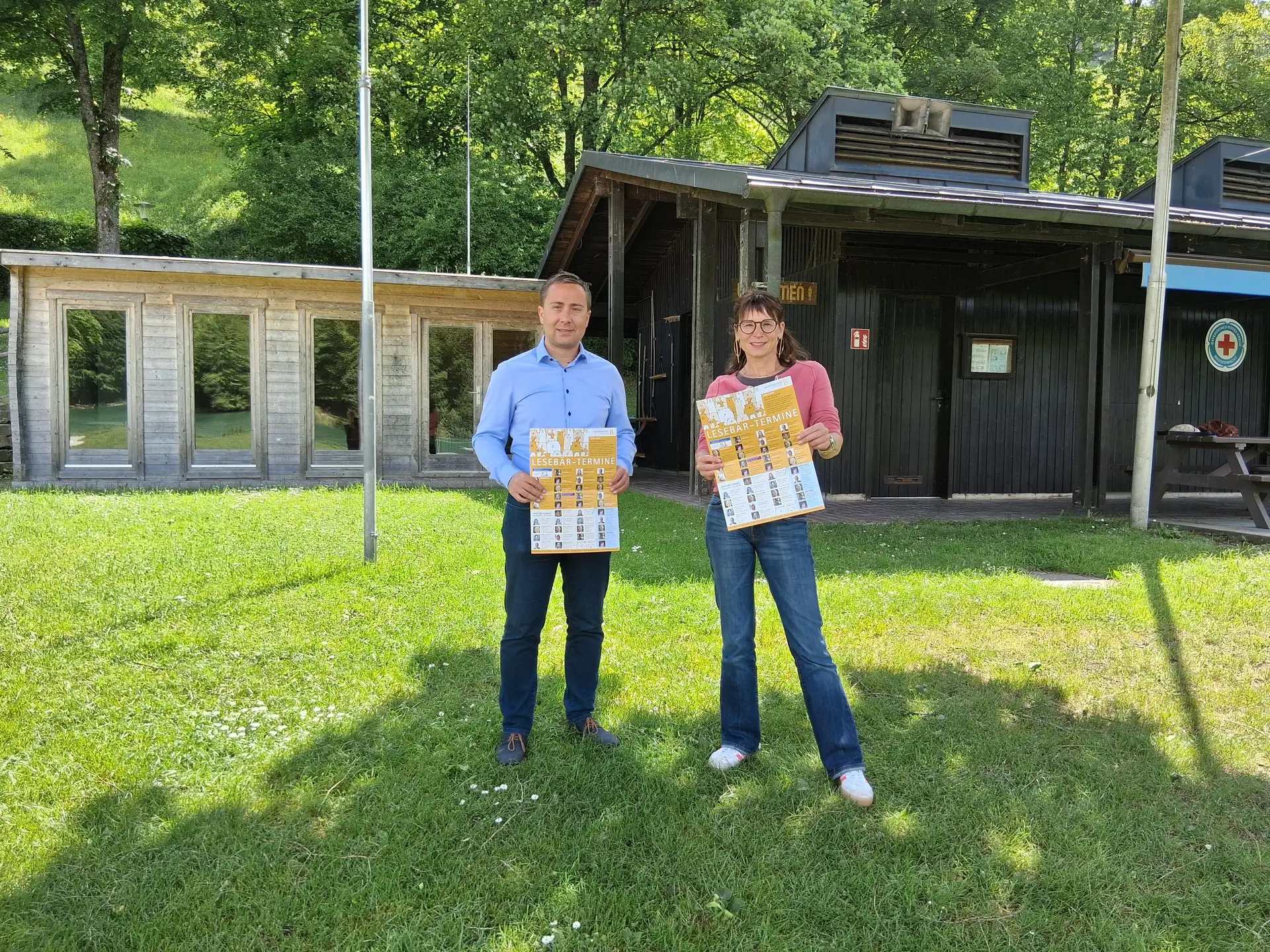 Kurzmitteilung: Lesebär geht raus: Vorlesen am Wöhrsee und im Freibad