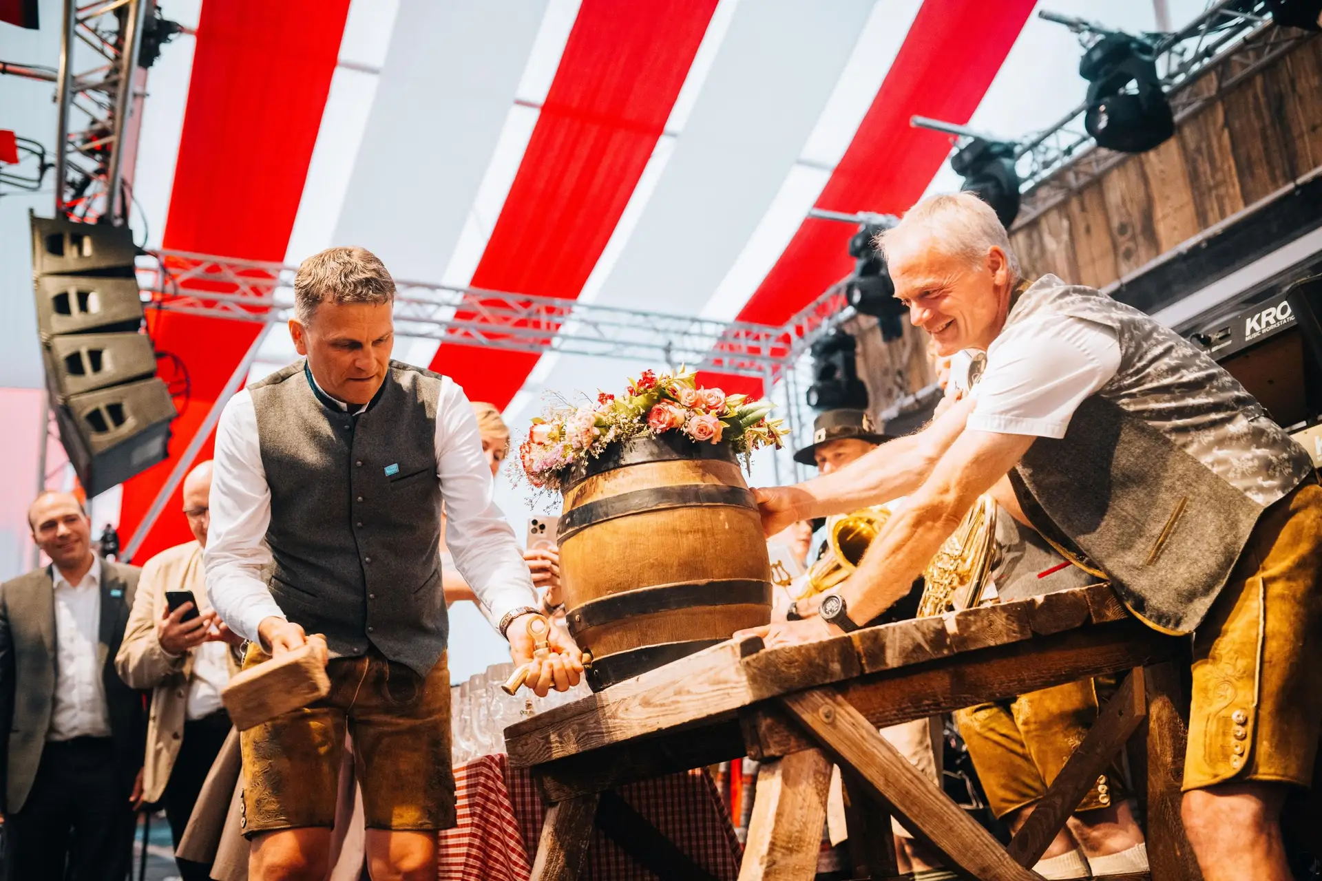 Pfingstvolksfest Neustadt lockt mit Fahrgeschäften und Feststimmung