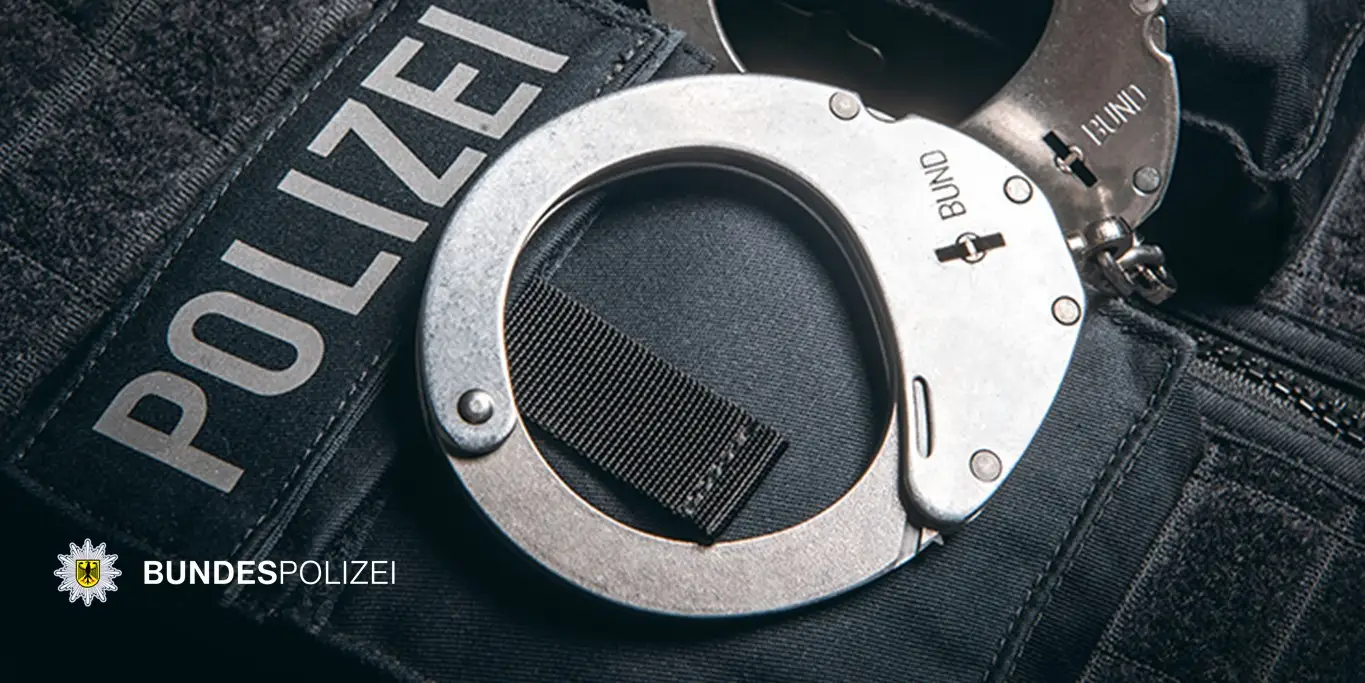 ndespolizeidirektion München: Vorführungen nach tätlichem Angriff // 26-Jährige zeigte Hitlergruß