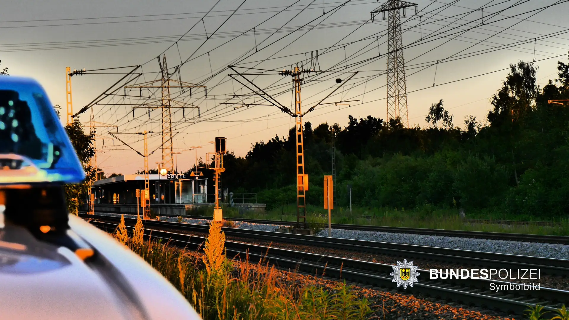 ndespolizeidirektion München: Fahrradfahrer stört Bahnverkehr