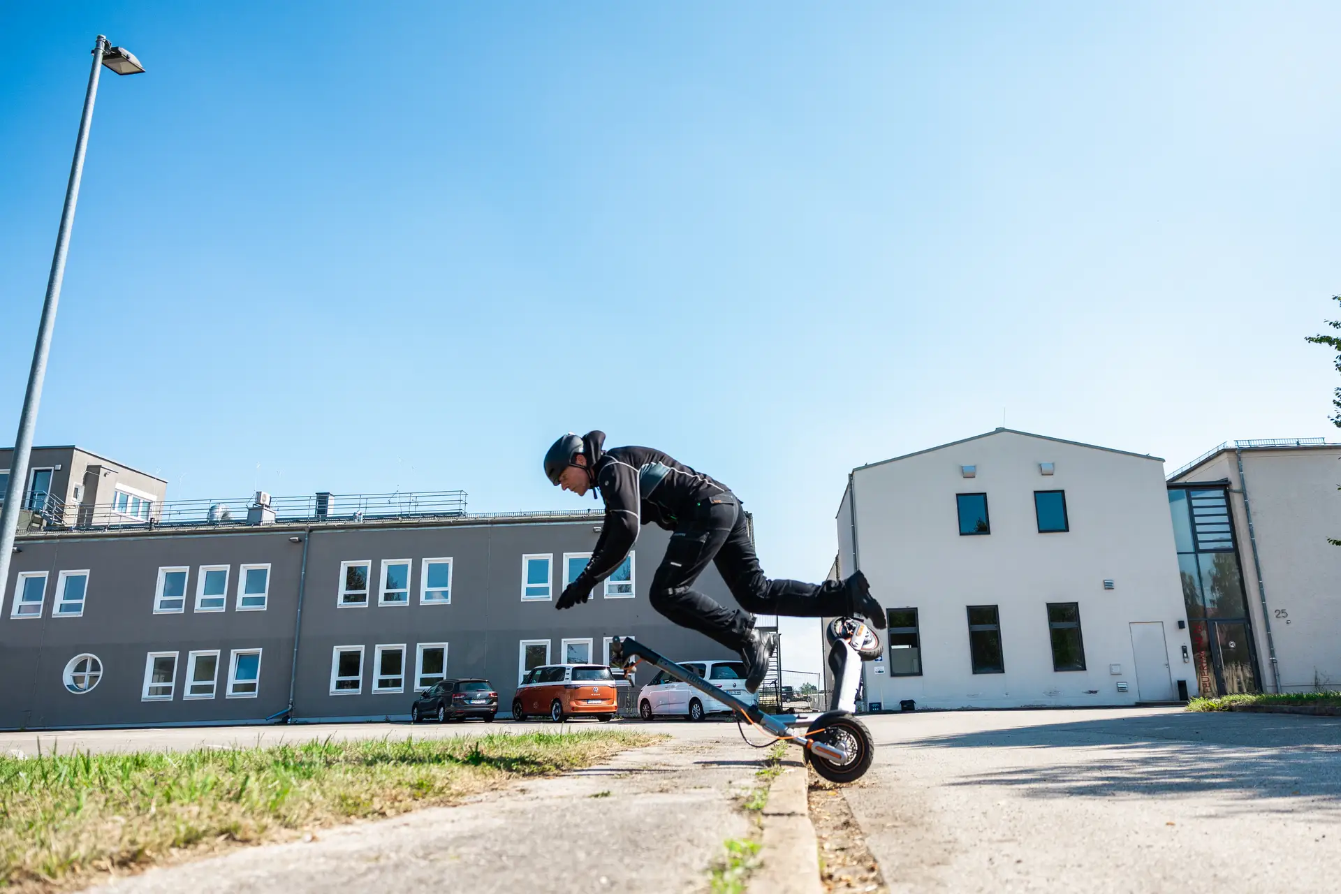 Unfallrisiko E-Scooter / ADAC Studie wertet Unfallursachen und Verletzungsmuster aus / Kinder und Jugendliche immer häufiger betroffen / Helme schützen vor schweren Verletzungen