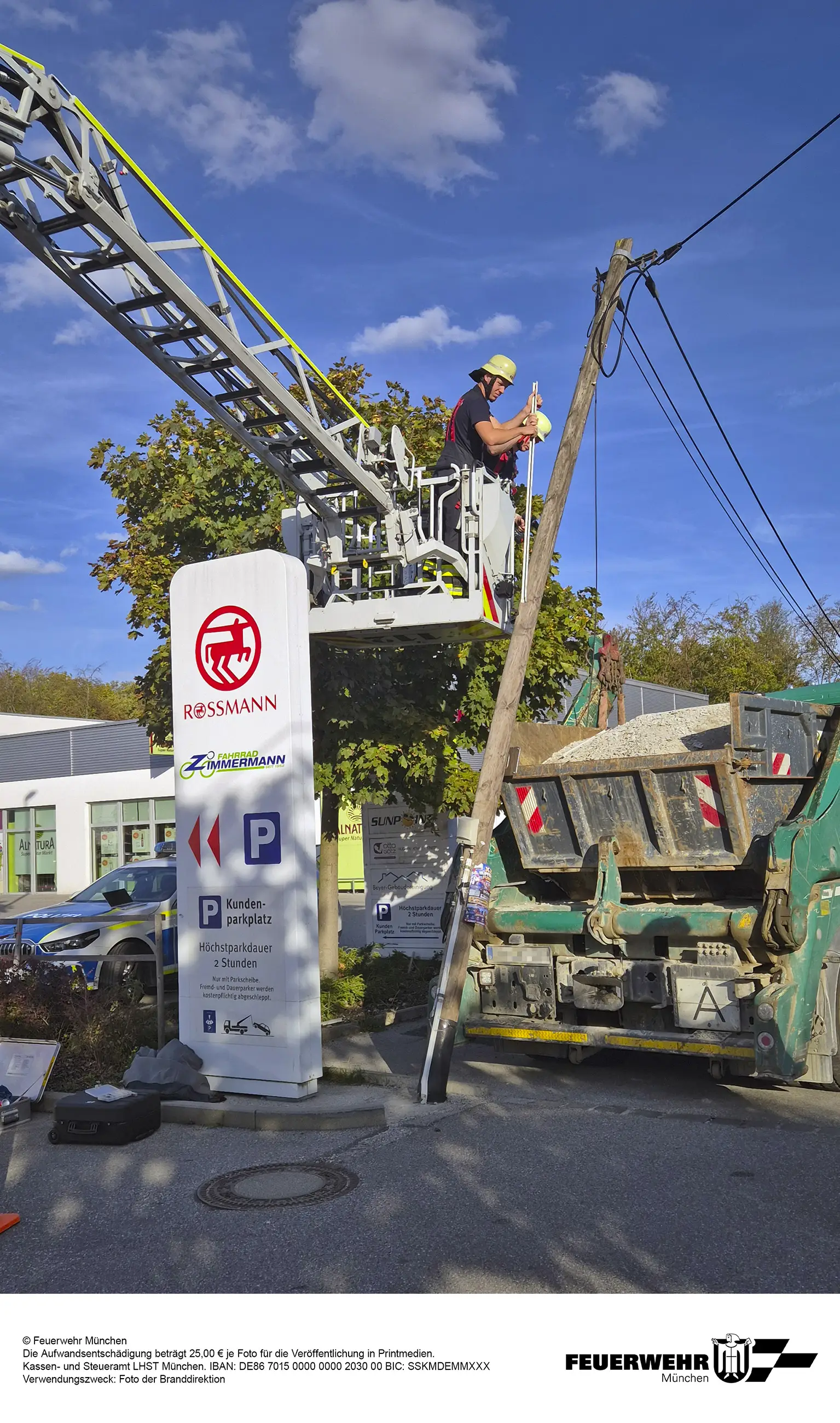 FW-M: Lastwagen gegen Telefonmast (Trudering)