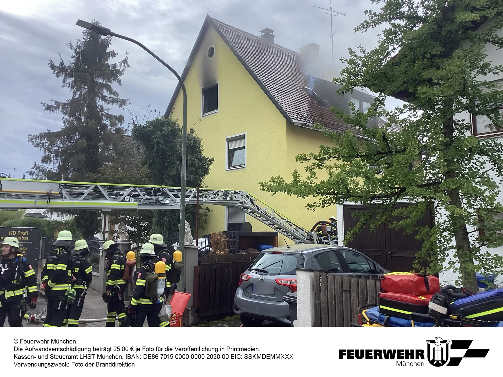 FW-M: Zimmerbrand breitet sich auf Dachstuhl aus (Forstenried)