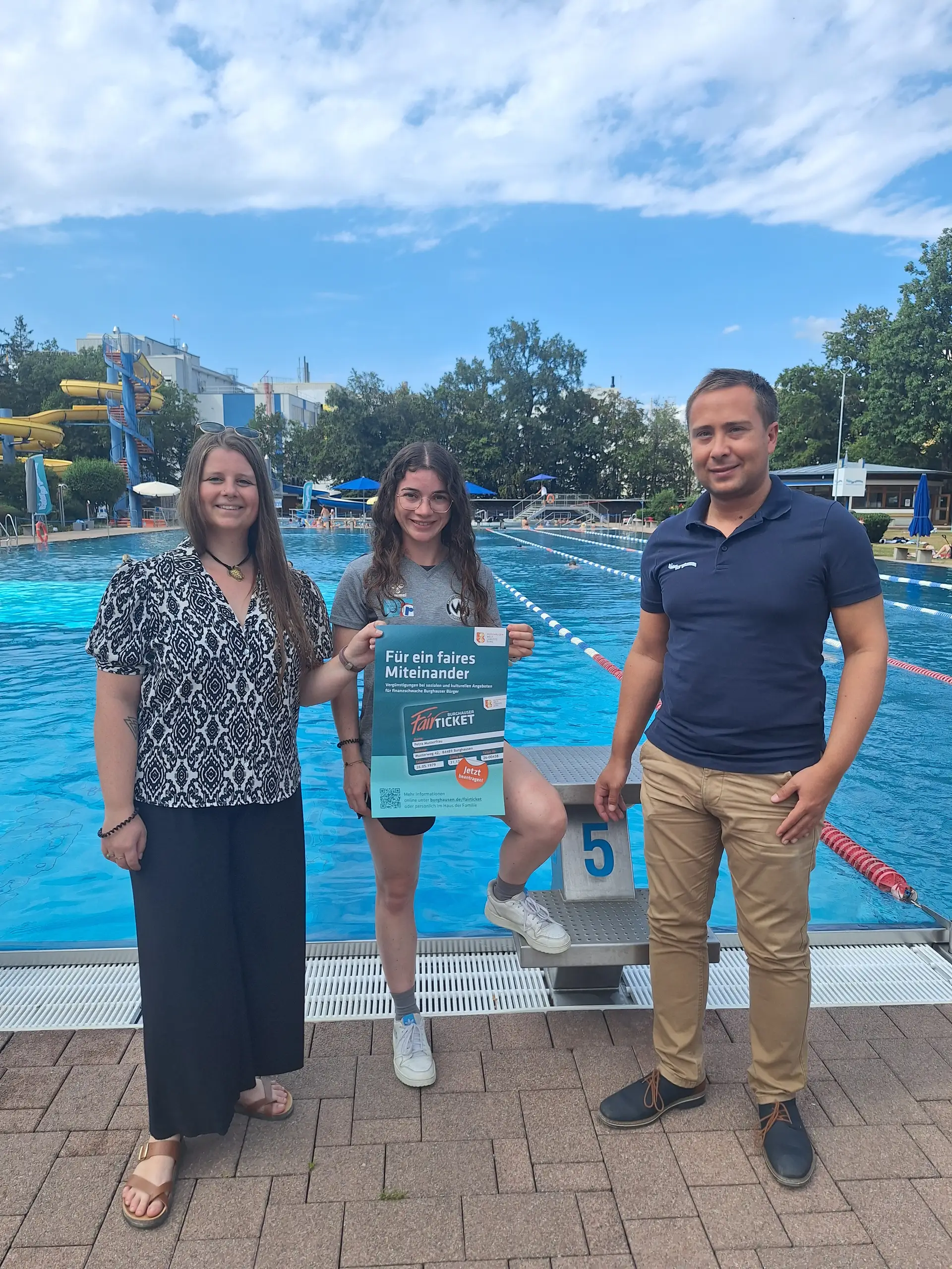 Familien- und Sozialreferentin Johanna Schachtl, Schwimmtrainerin Giulia Cavazzuti und Bäderleiter Stefan Sajdak am Freibad in Burghausen