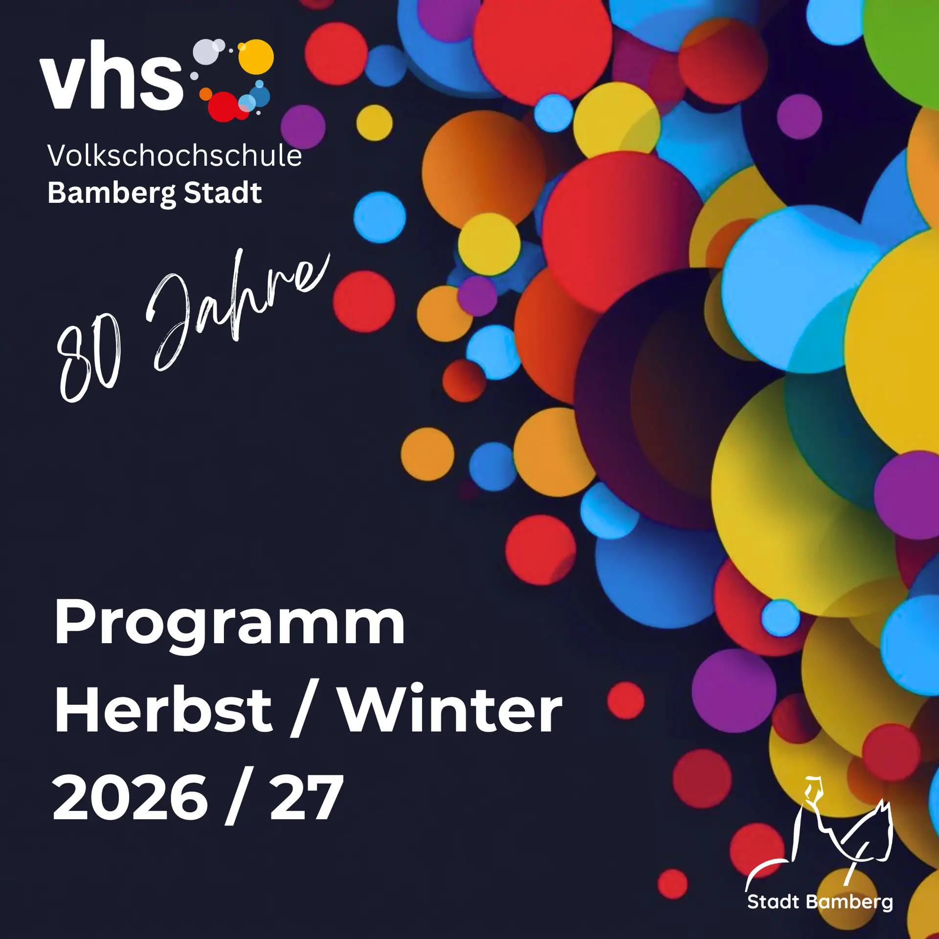 Vorhang auf fürs Jubiläumssemester 80 Jahre vhs Bamberg Stadt! Das Team zeigt: Hinter dem Leitbild „Wir.bilden.Bamberg“ steckt jede Menge Engagement, Kreativität – und ganz viel Teamgeist. Bild-Anlage 2: Layout: Thomas Riegg, vhs Bamberg Stadt