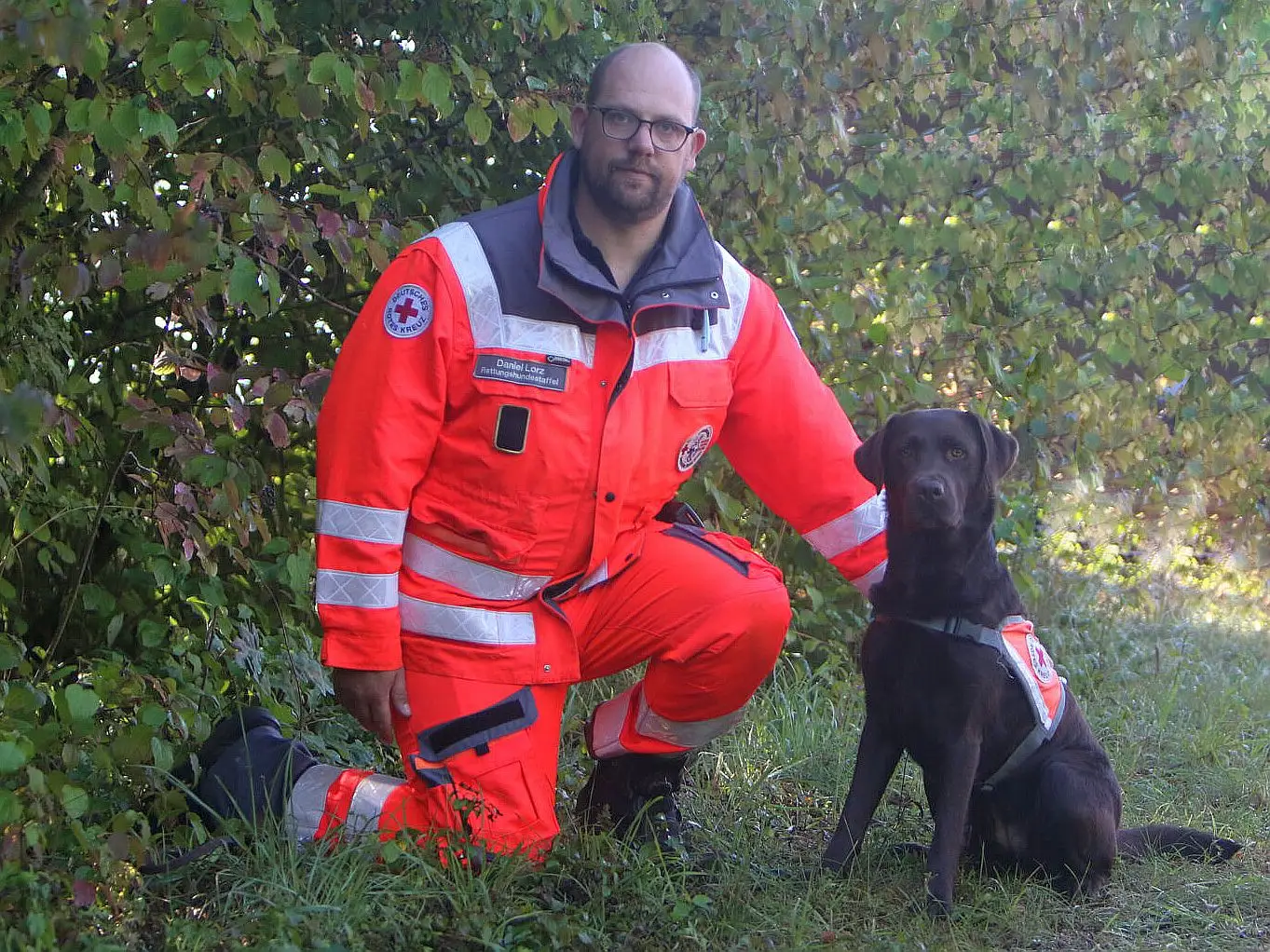 Daniel Lorz wird beim Informationsnachmittag anlässlich der Bayerischen Demenzwoche die Arbeit der Coburger BRK-Rettungshundestaffel vorstellen.