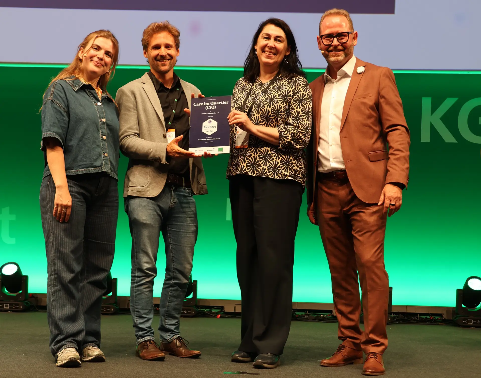Für das Projekt Care im Quartier nahmen Projektmanagerin Stefanie Hahn (Zweite v. r.) und Bertrand Eitel (Zweiter v. l.), Geschäftsführer von SOPHIA im Quartier e.V., das „Bewährt vor Ort”-Siegel entgegen.