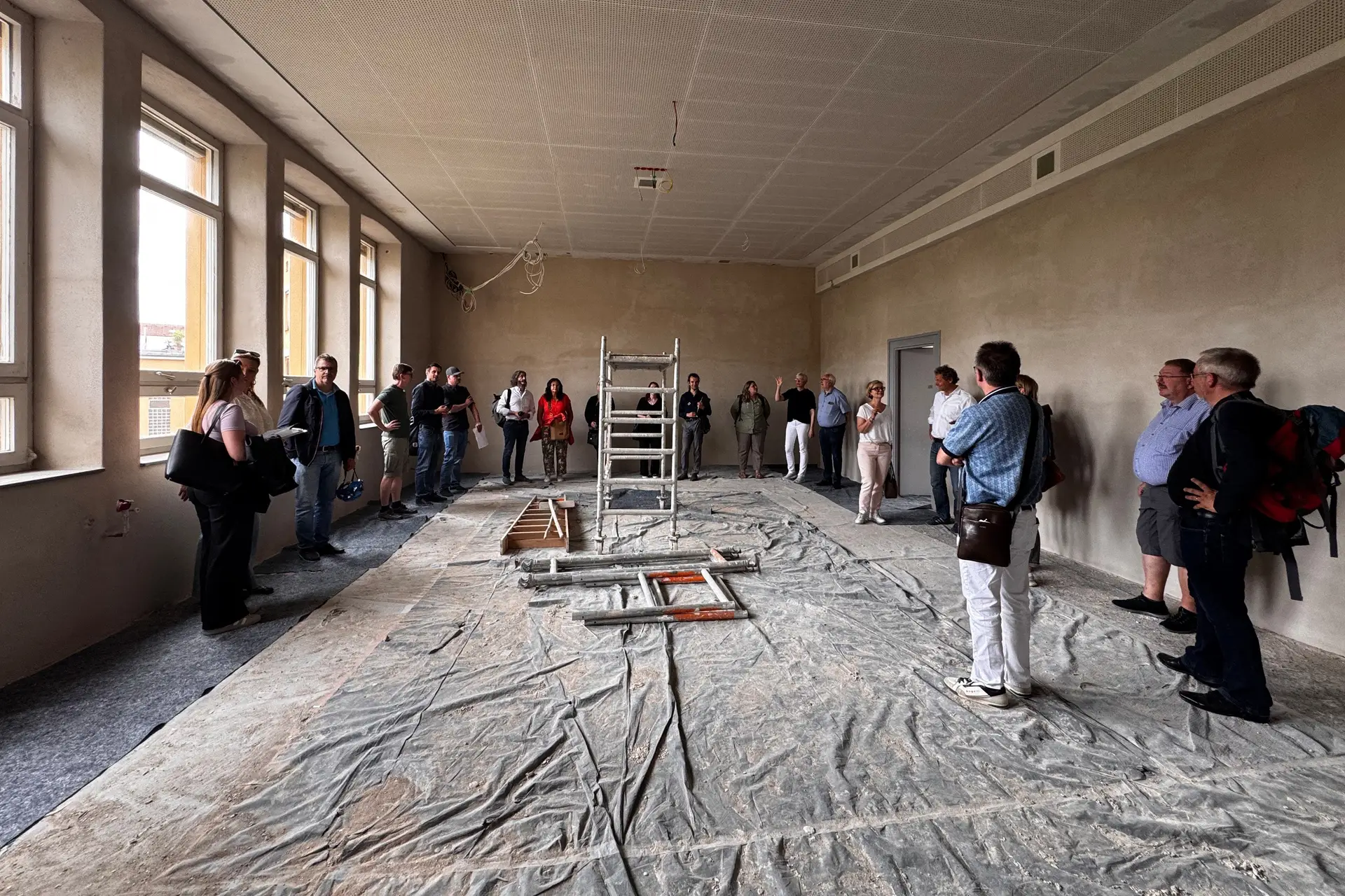 Bei der diesjährigen Schulhausbegehung informierten sich die Stadtratsmitglieder vor Ort in der Gangolfschule, der Rupprechtschule sowie im Gebäude der ehemaligen Pestalozzischule.