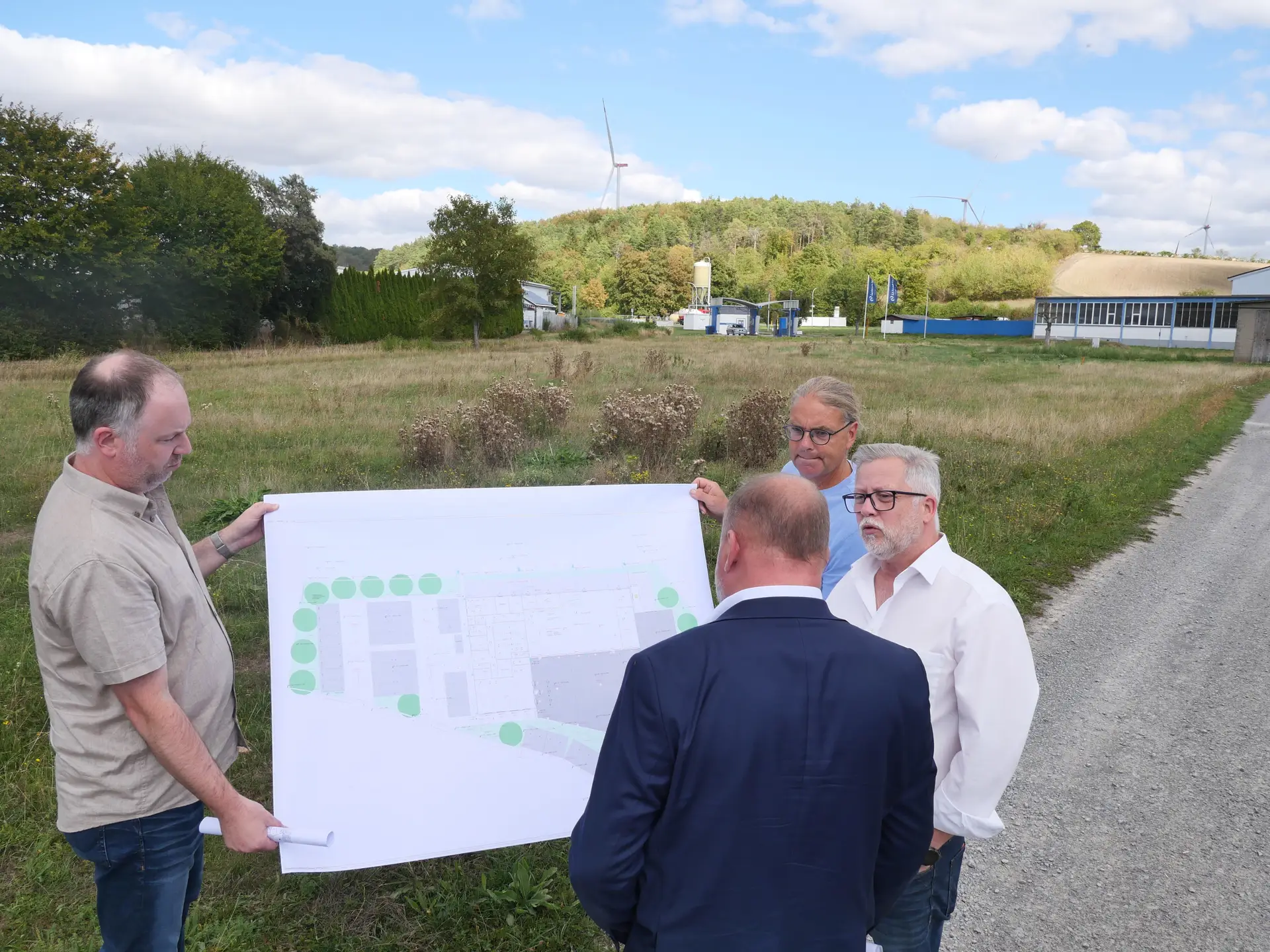Landrat Thomas Eberth und Bürgermeister Horst Hofmann im Gespräch bei einer Gemeindebegehung; weitere Personen im Umfeld.