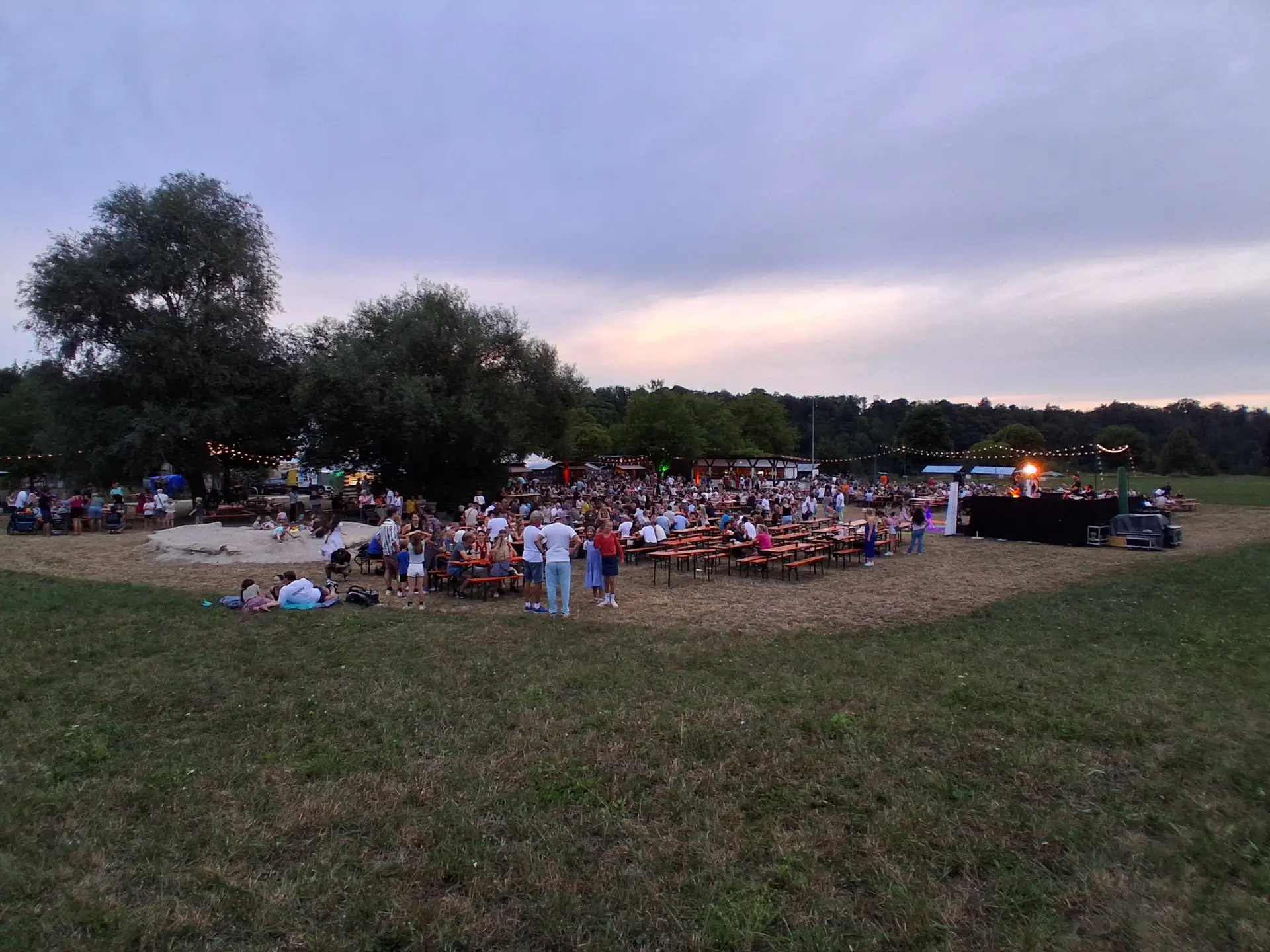 Teilnehmende des Burghauser Sportabzeichendankesfests im Sommernachtsbiergarten am Bergerhof