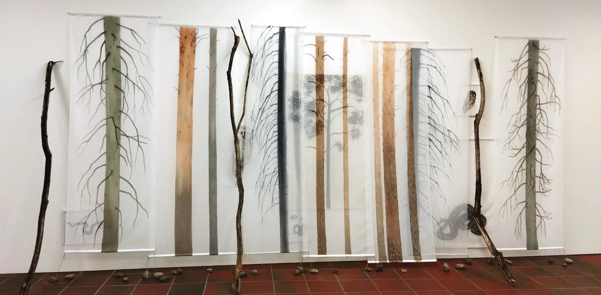 Die aus Australien stammende Künstlerin Anne Pincus zeigt in der Ausstellung Zwischen Sphären" die Installation Märchenwald". Agnes Giesbrecht Pressereferentin der Großen Kreisstadt Traunstein 2 Agnes Giesbrecht Pressereferentin der Stadt Traunstein Stadtplatz 39 " 83278 Traunstein " presse@stadt-traunstein.de " T 0861 / 65-255 " F 0861 / 65-203 "