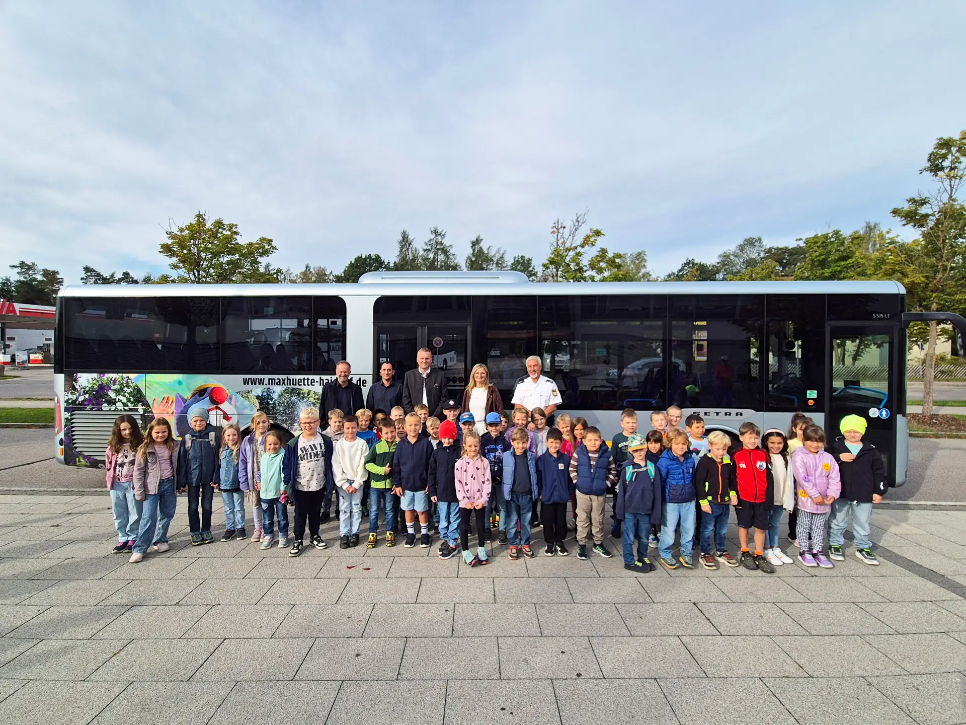 Das Bild zeigt die Busfahrkinder mit (von links) Rektor Oskar Duschinger, Geschäftsführer vom Busunternehmens 1234 Taxi & Omnibus GmbH Christoph Riedl, Ersten Bürgermeister Rudolf Seidl, Konrektorin Michaela König-Erol und Verkehrserzieher und POK Otto Miedl.