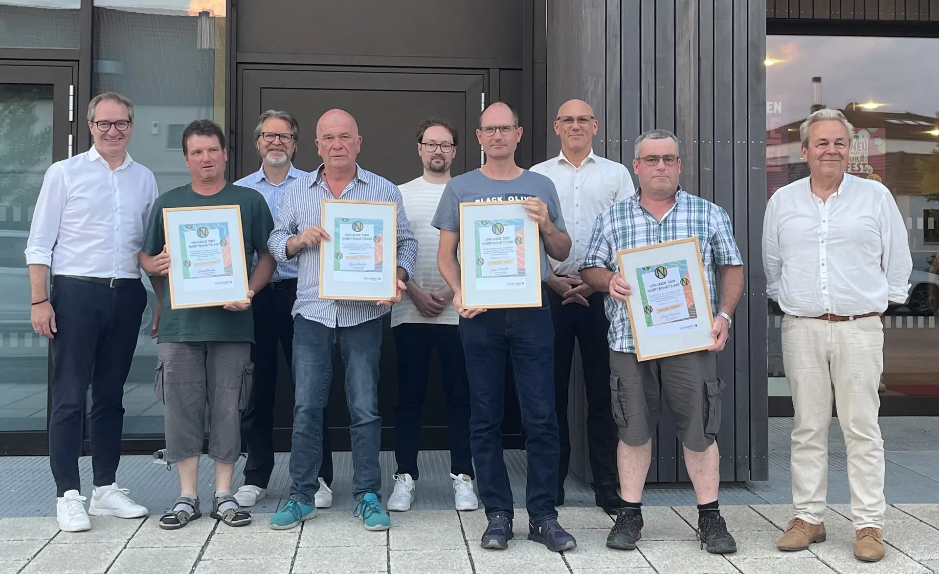 Übergabe der „Urkunden der Wertschätzung" an die ersten Landwirte im Neumarkter Vergütungsprogramm für Gemeinwohlleistungen (ganz links: Oberbürgermeister Markus Ochsenkühn, ganz rechts Christian Hiß, Geschäftsführer von Regionalwertleistungen GmbH, sowie Prof. Dr. Jan Niessen vom Sustainability Campus der TH Nürnberg (3. von rechts). Bild: Stadt Neumarkt, Lara Koller