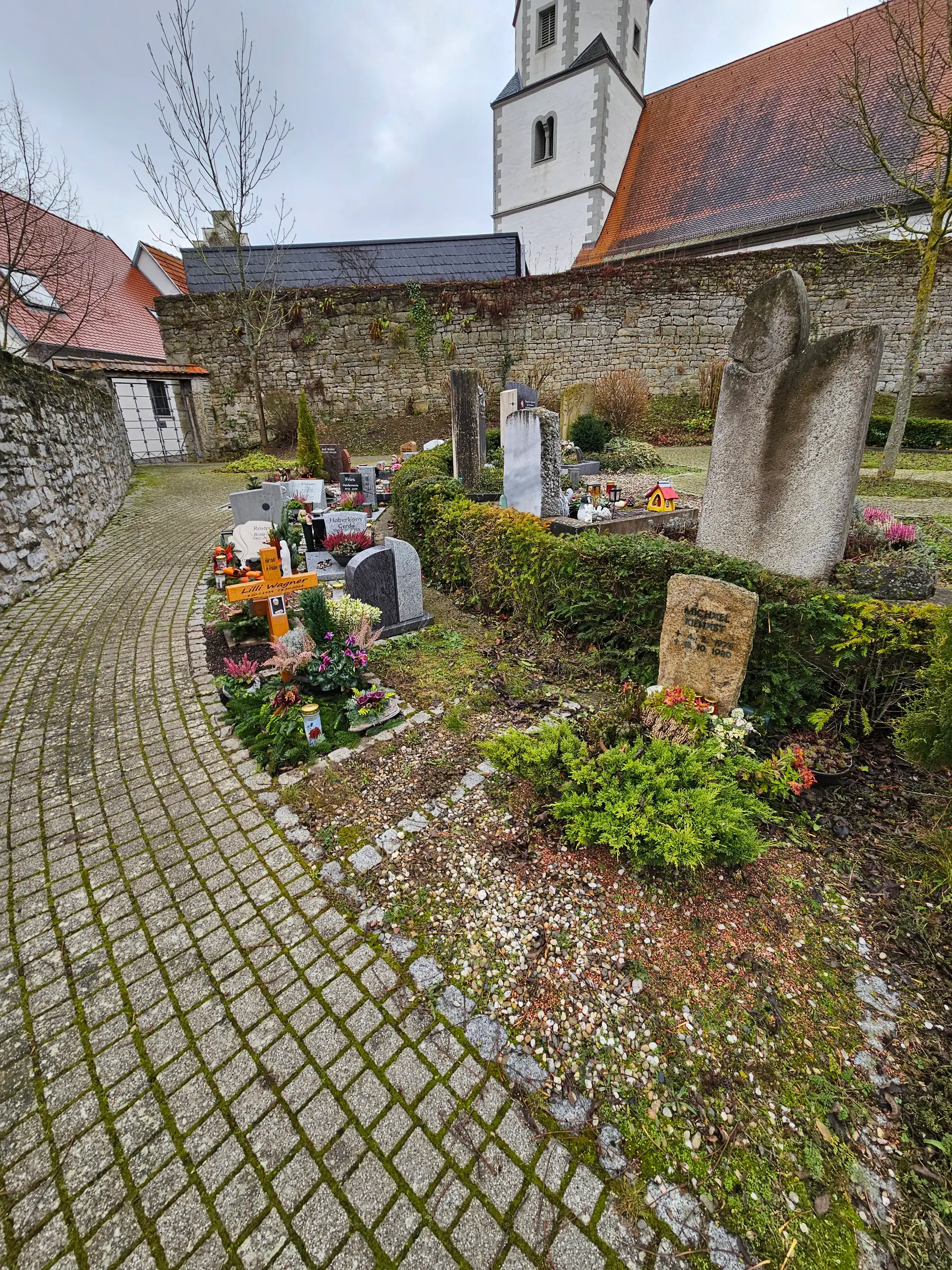 Friedhöfe im Wandel: Aufgelassene Grabstätten wie in Winterhausen werden zur Herausforderung und eröffnen zugleich neue Gestaltungsmöglichkeiten.