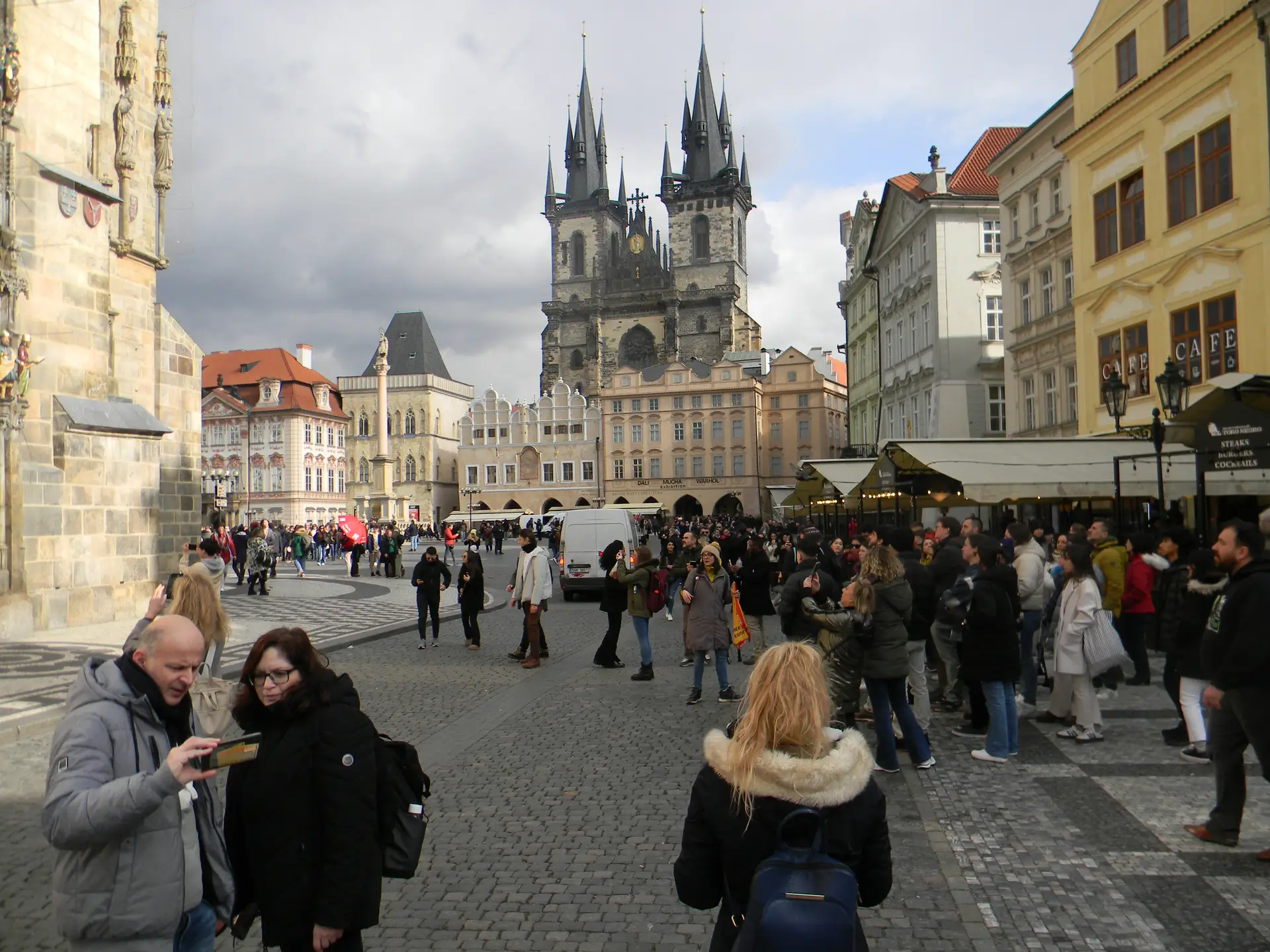 Prag bietet so einiges. Das Motiv zeigt den Altstädter Ring mit der Teynkirche im Hintergrund.