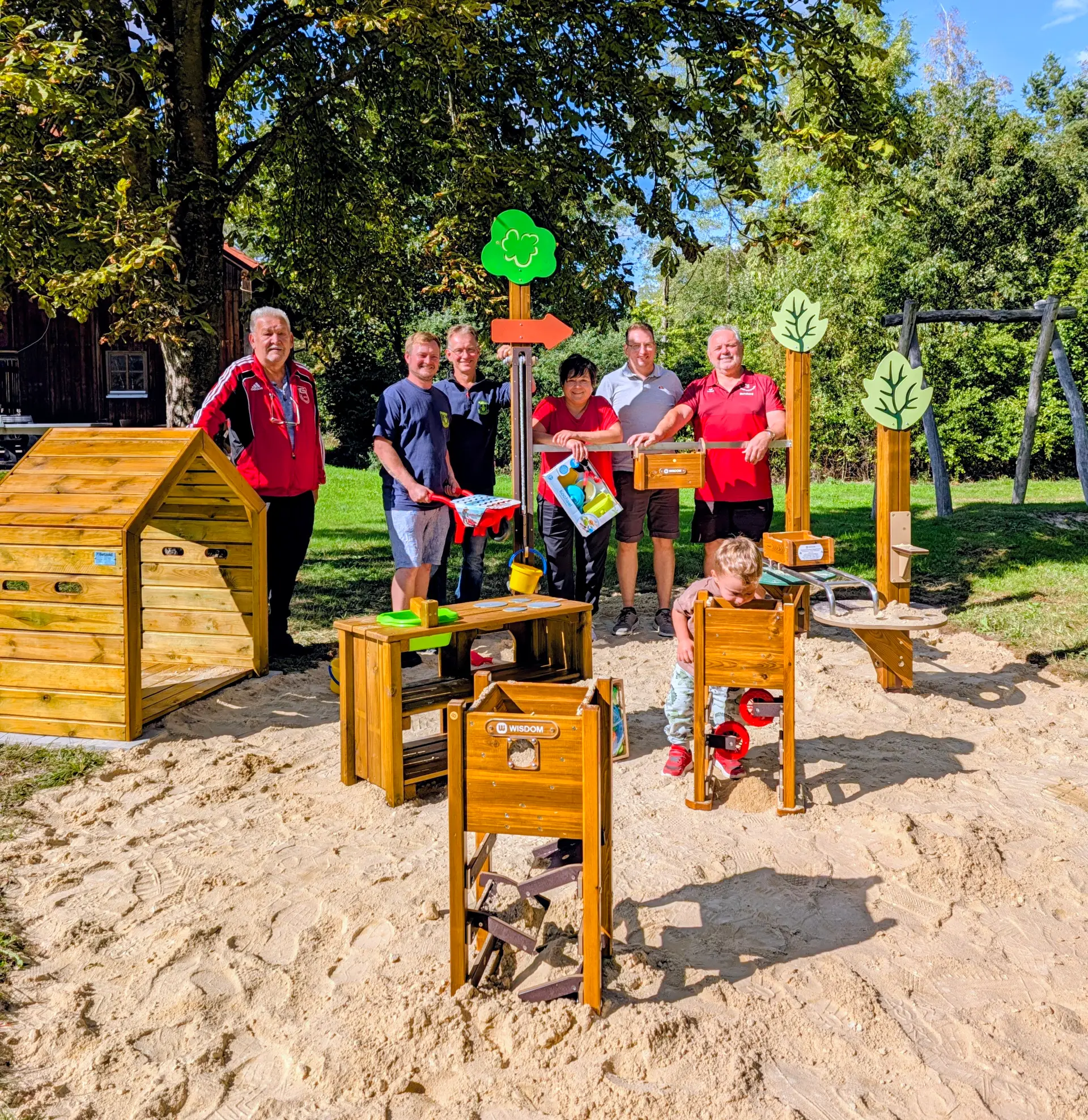 von links: Wolfing Ilgner (Vorstand TSV Engelmannsreuth), Robert und Bernd Gruber (Vorstände Feuerwehr Engelmannsreuth), Christine Diersch (Vorsitzende Vereinsverbund Engelmannsreuth), Jörg Teufel (1. Bürgermeister Gemeinde Prebitz), Bernhard Hartmann (Vorstand TC Engelmannsreuth) – gemeinsam vor der neuen Sandspiellandschaft