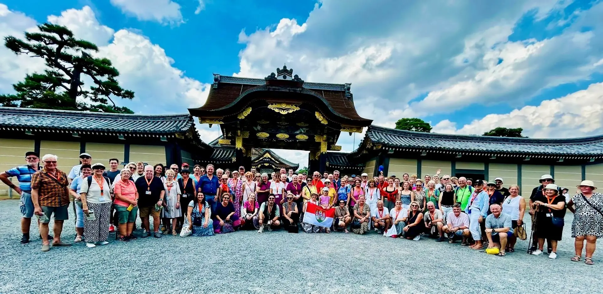 Kontinuierlich großes Interesse an den Städtereisen der Stadt Burghausen: Schon bei der Reise nach Japan im Spätsommer 2025 waren mehr als 100 Teilnehmer mit von der Partie