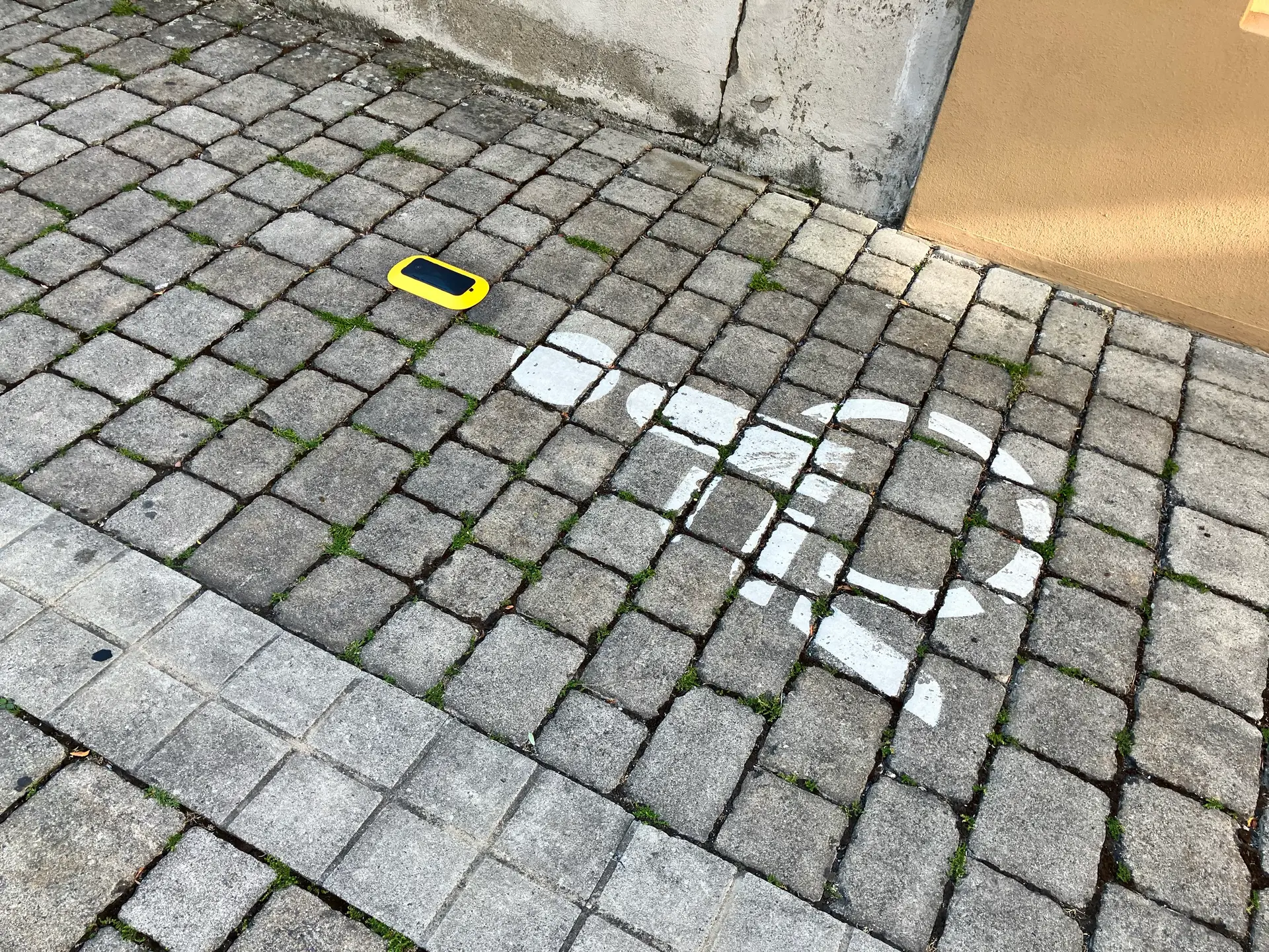 Dieser kleine gelbe Sensor macht einen großen Unterschied: Künftig zeigt er an, ob ein Behindertenparkplatz frei oder belegt ist – und erleichtert Menschen mit Behinderung die Planung ihrer Fahrt in die Innenstadt.