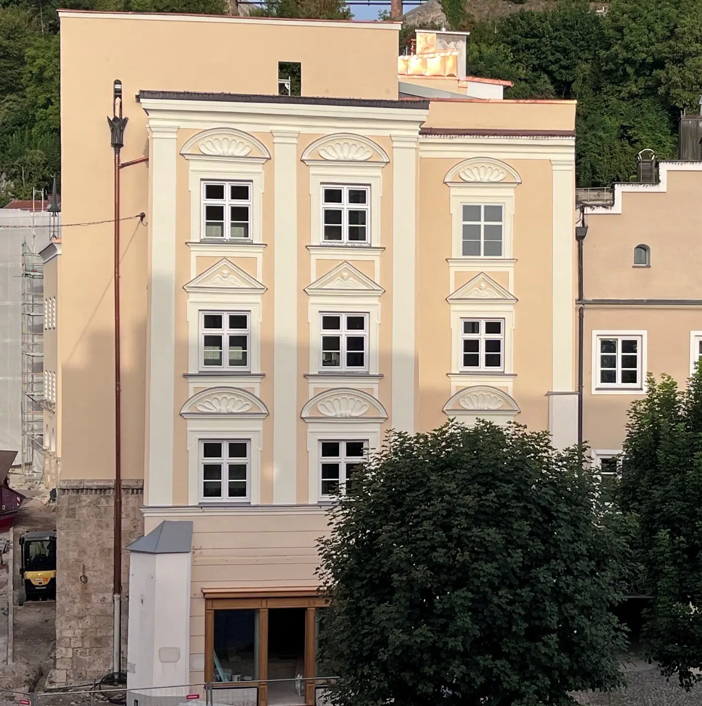 In den letzten Zügen: Aktuell werden an der Hans-Stethaimer-Schule die letzten Arbeiten vorgenommen. Aber schon jetzt erstrahlt das Gebäude in neuem Glanz