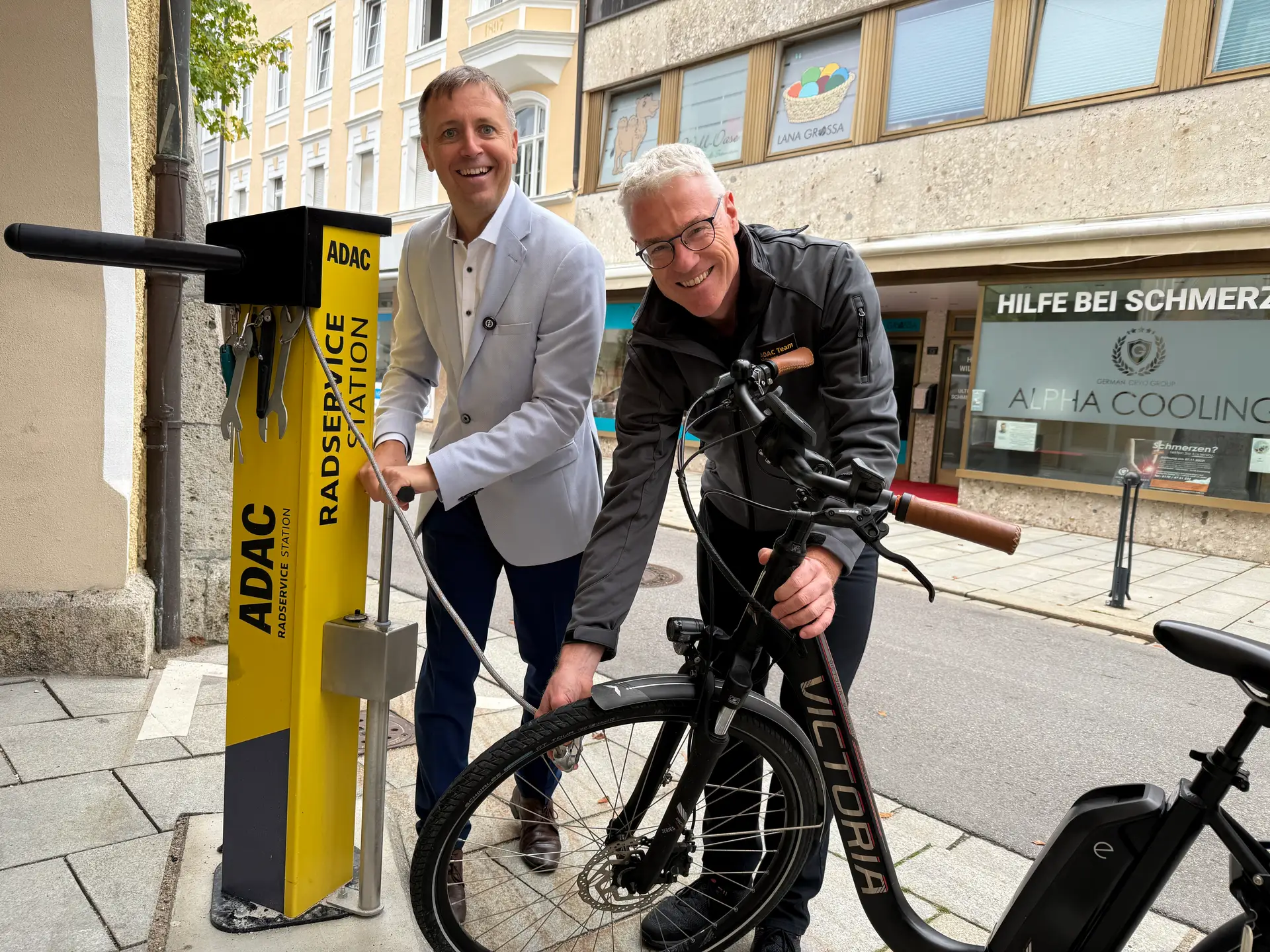 Oberbürgermeister Dr. Christian Hümmer (links) und ADAC-Verkerhsexperte Alexander Kreipl testen die neue Radservicestation an der Ecke Maxplatz / Bahnhofstraße. Agnes Giesbrecht Pressereferentin der Großen Kreisstadt Traunstein 2 Agnes Giesbrecht Pressereferentin der Stadt Traunstein Stadtplatz 39 " 83278 Traunstein " presse@stadt-traunstein.de " T 0861 / 65-255 " F 0861 / 65-203 "