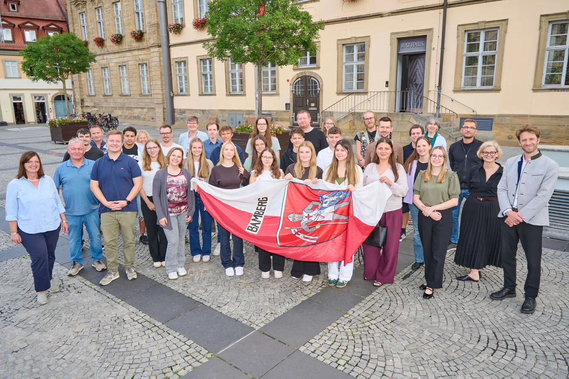 Bambergs Oberbürgermeister Sebastian M. Niedermaier (rechts) mit den neuen Auszubildenden und Mitarbeitern der Stadtverwaltung.