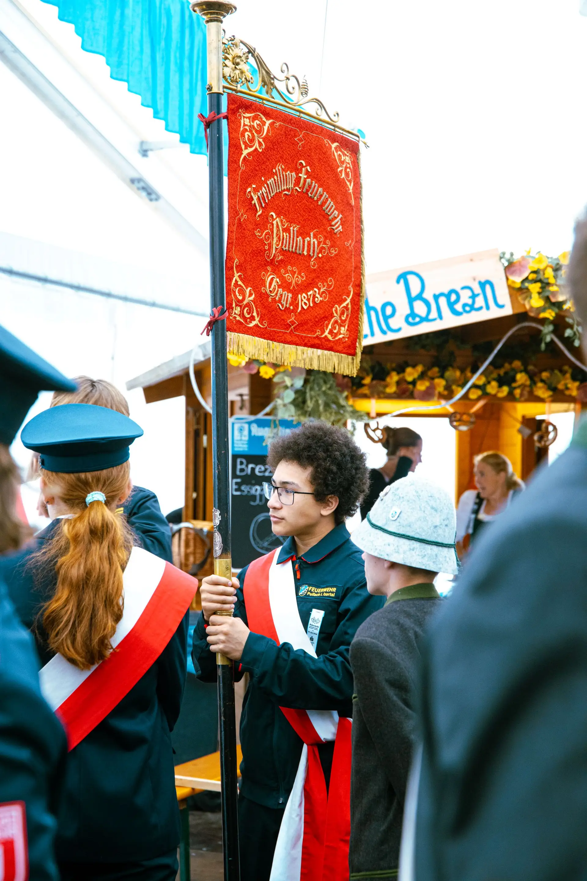 Mit den besten Grüßen Christine Eisenmann Erste Bürgermeisterin BU1: Kamerad William Seitz mit der restaurierten Fahne auf dem Fest „Pullach feiert“.