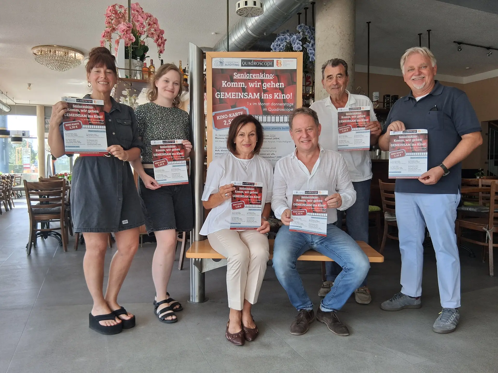 Sie stehen hinter dem Projekt Seniorenkino (v.l.): Katrin Krumbachner (Landratsamt Altötting), Veronika Alfranseder (Seniorenbüro), Claudia Semmler (Sprecherin der Arbeitsgemeinschaft Senioren Burghausen), Erster Bürgermeister Florian Schneider, Altbürgermeister Hans Steindl (VdK-Ortsvorsitzender) und Heinz Donner (Seniorenreferent).