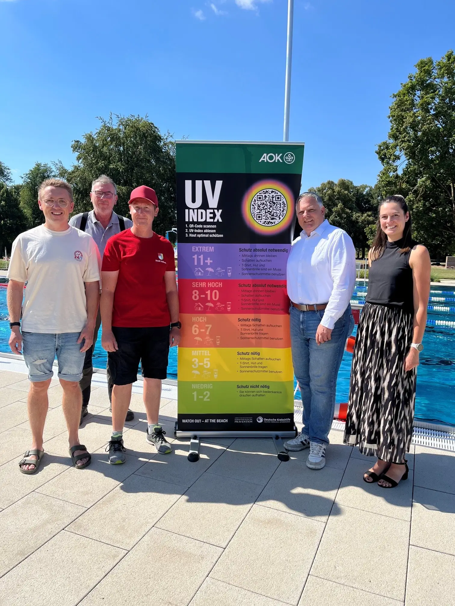 Wenn die Sonne lacht: Um die Bevölkerung für die Risiken intensiver Sonneneinstrahlung zu sensibilisieren, hat die AOK-Direktion Würzburg der Stadt Volkach eine UV-Index-Tafel für das Volkacher Freibad überreicht.