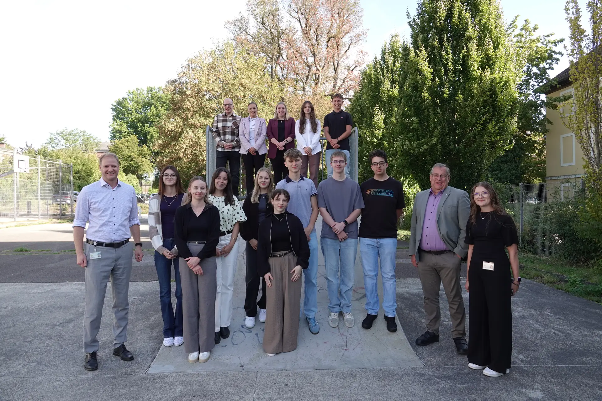 Stellvertretender Landrat Dr. Johann Habermeyer (2. von rechts) und die beiden Ausbildungsverantwortlichen Florian Mauerberger (links) und Sabrina Zeka (rechts) begrüßten die 15 neuen Nachwuchskräfte am Landratsamt.