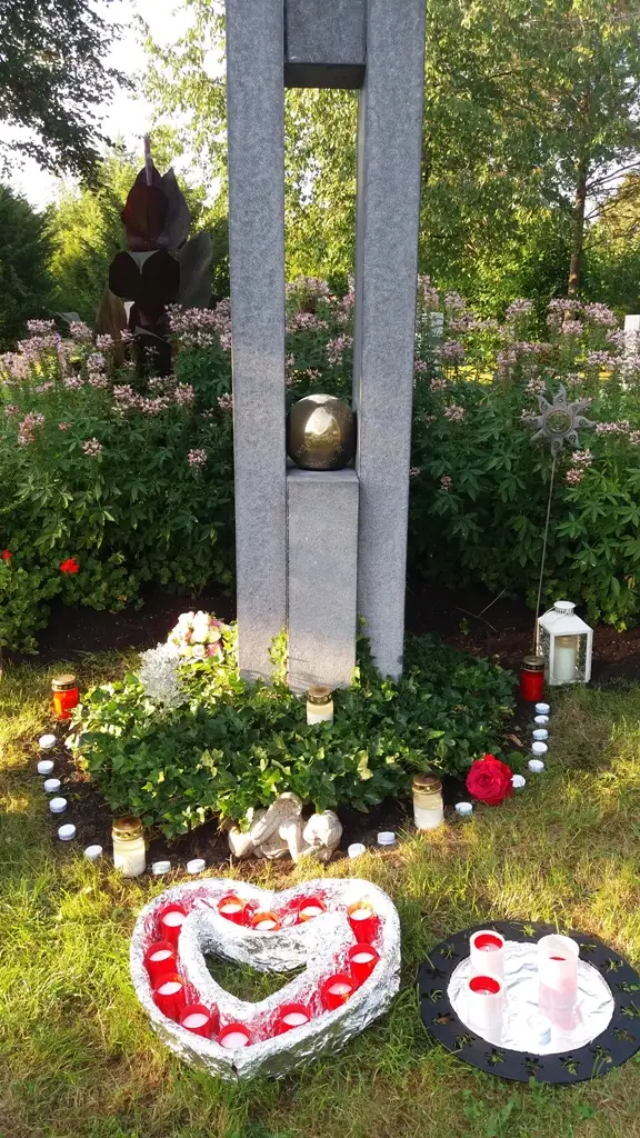 Die Stele auf dem Friedhof Vaterstetten wurde in Gedenken an sogenannte Sternenkinder errichtet und dient auch als Begräbnisstätte.