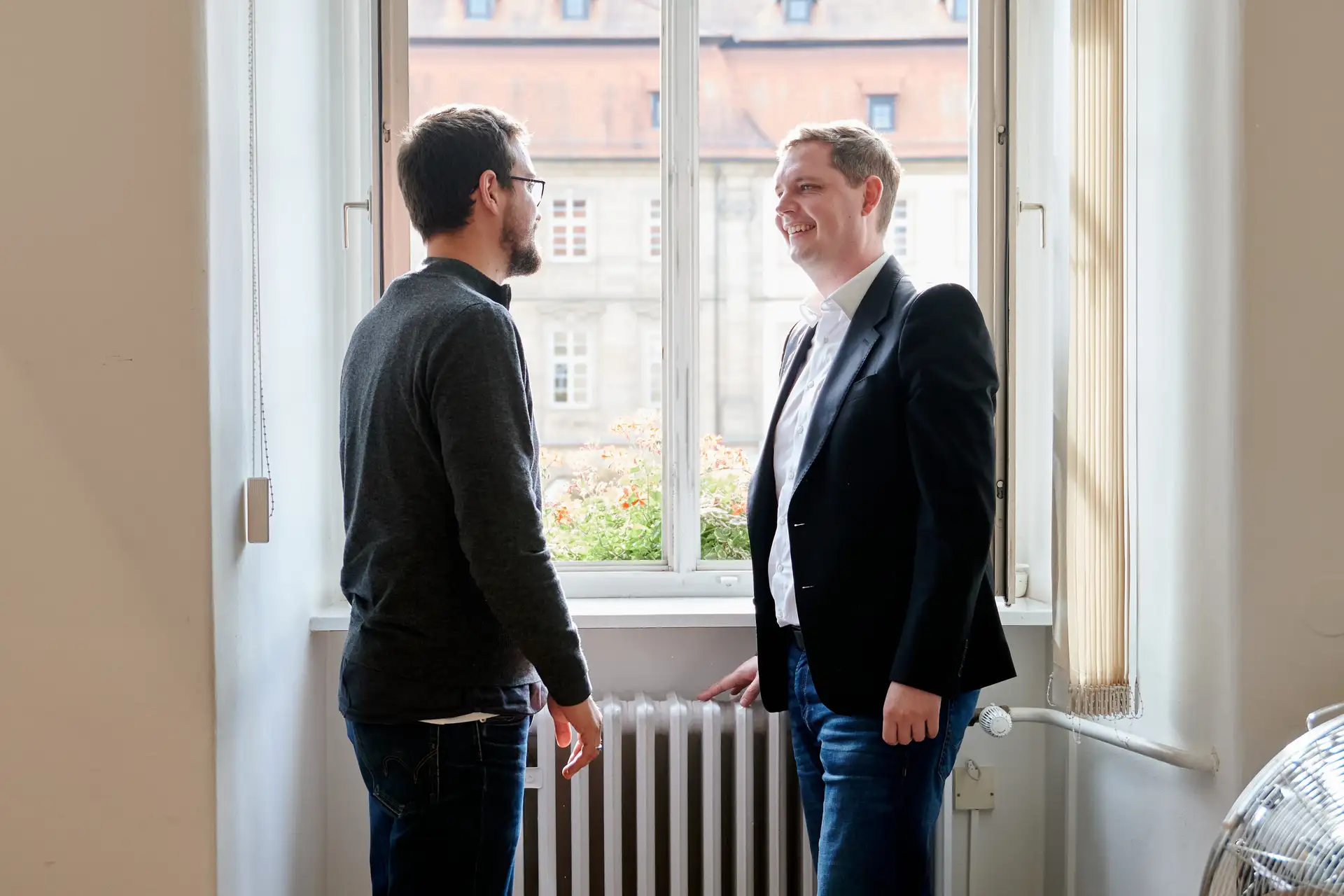Felix Wagner von der Energievision Franken GmbH im Gespräch mit Bürgermeister und Klimareferent Jonas Glüsenkamp.