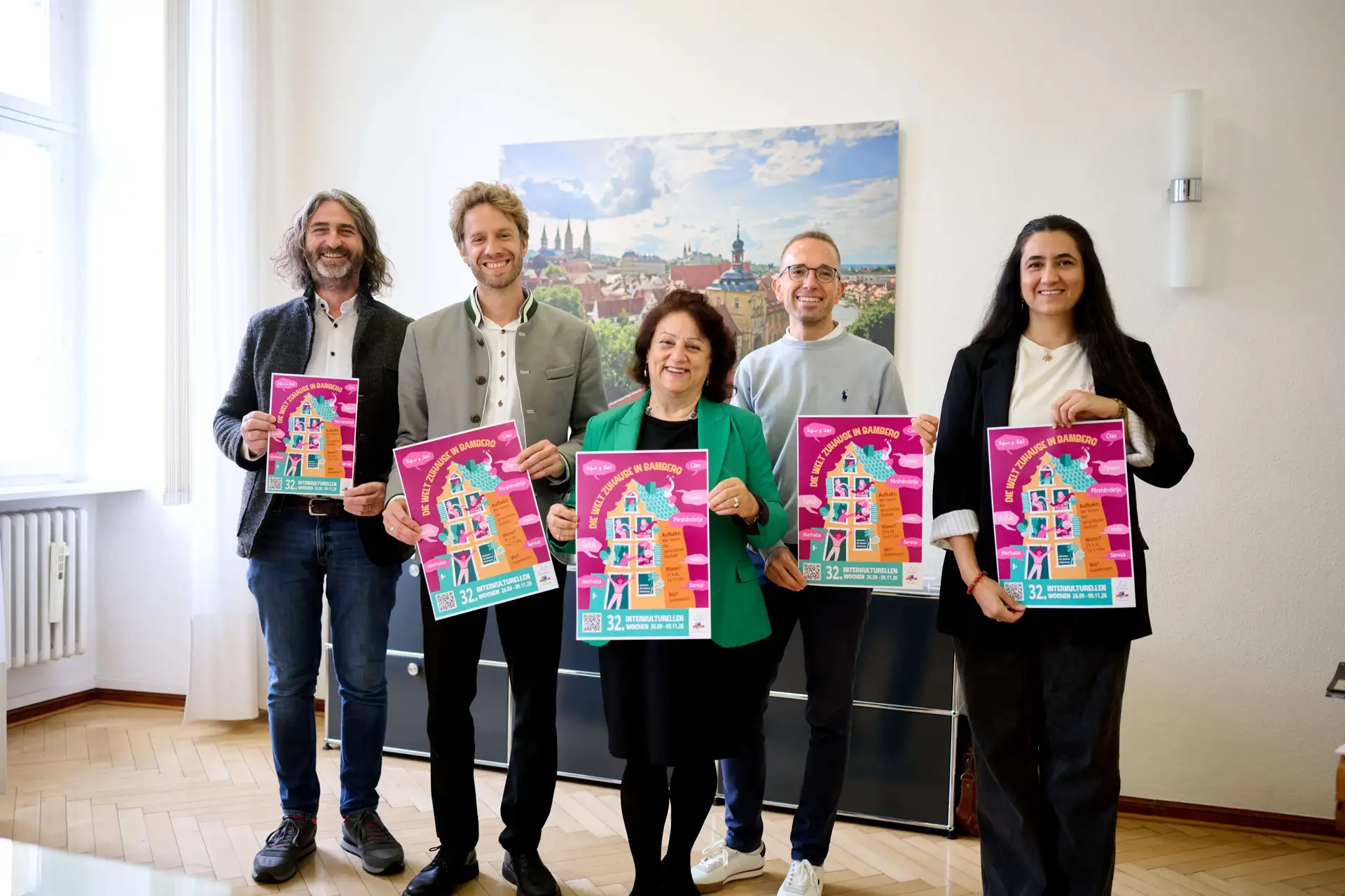 Personengruppe mit fünf benannten Personen; vorn steht eine Reihe mit Dr. Marco Depietri, Sebastian M. Niedermaier, Mitra Sharifi-Neystanak, Samer Rahhal und Irem Pfeiffer.