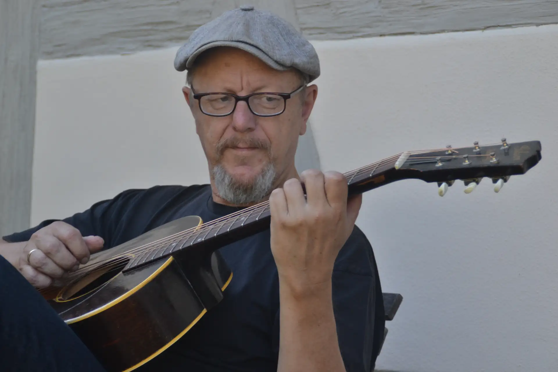 Rainer Brunn nimmt das Publikum mit auf eine Reise durch die Geschichte des akustischen Blues.