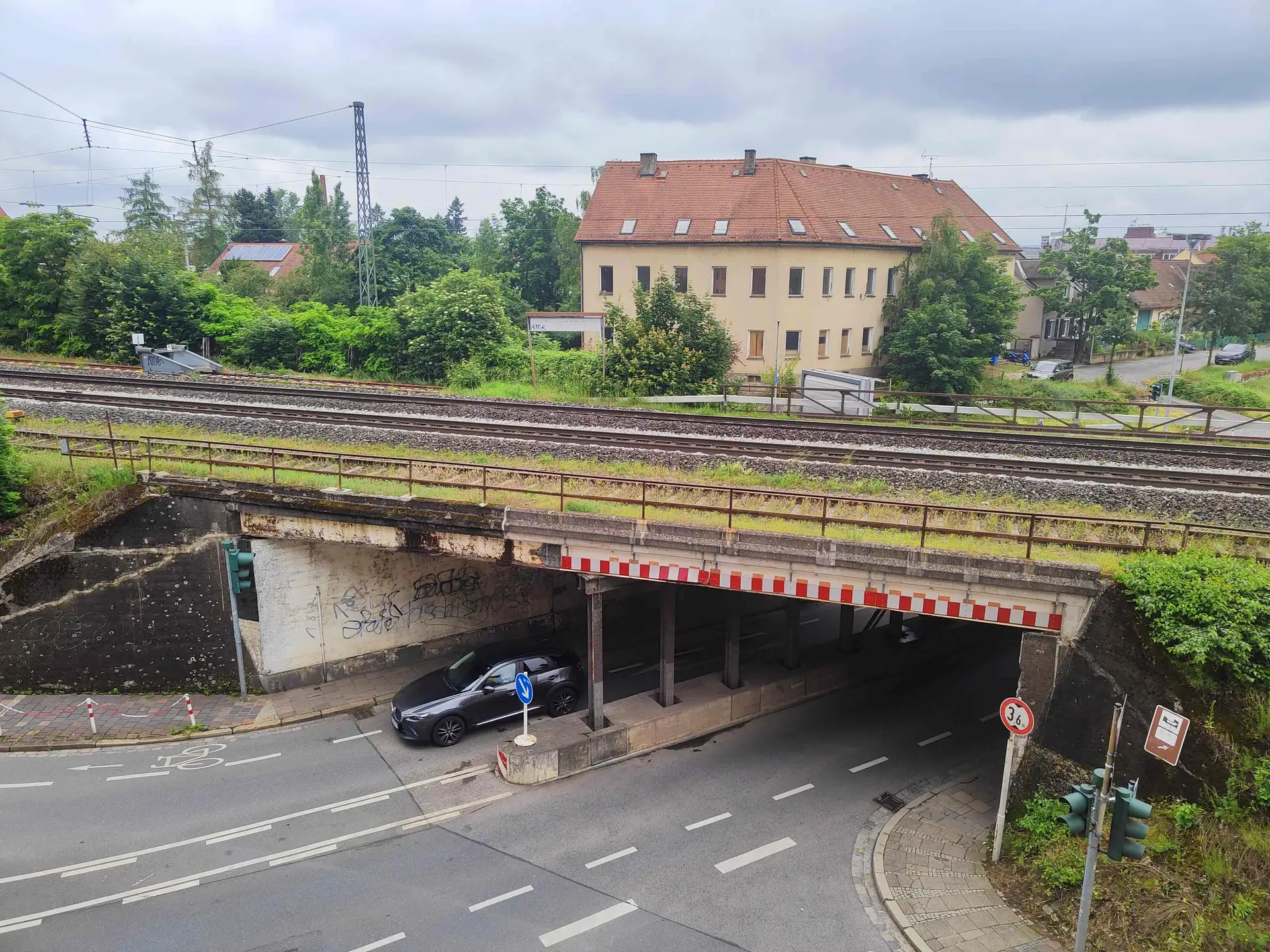 Die Bahnunterführung Geisfelder Straße ist am 20. Oktober 2026 wegen einer Brückenprüfung von 9 bis 16 Uhr stadteinwärts gesperrt.