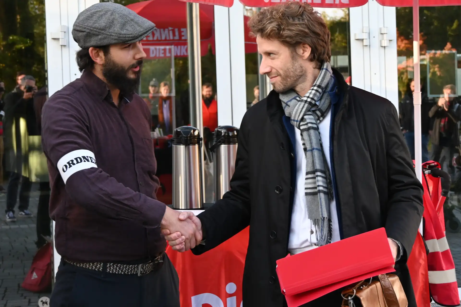 Oberbürgermeister Sebastian M. Niedermaier (r.) nimmt die Unterschriften-Sammlung von Jan Jaegers, Sprecher von „Die Linke“ Bamberg-Forchheim, entgegen.