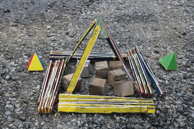 Eine Aufnahme im Rahmen der Rathausausstellung zeigt das Leitmotiv der „Pyramide“ als künstlerisches Arrangement.