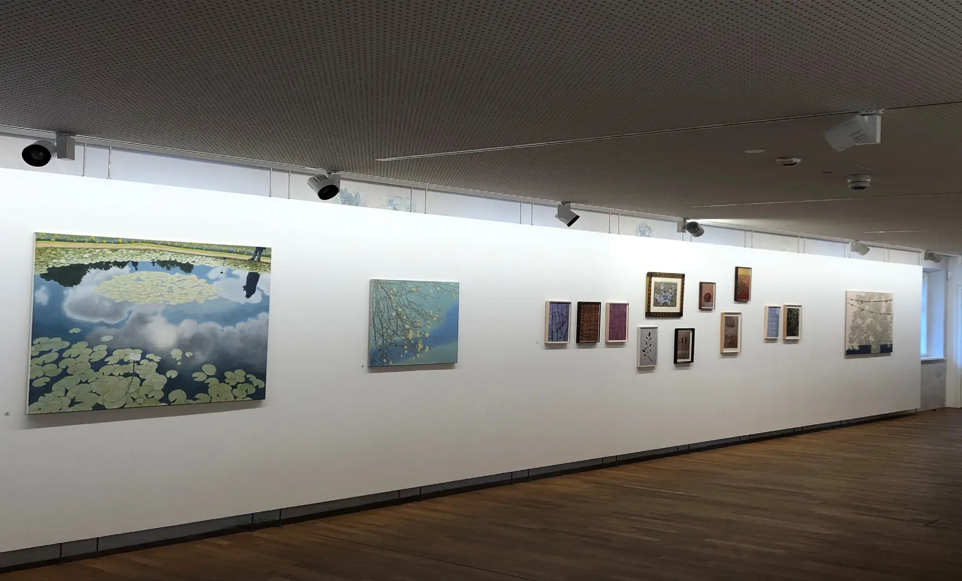 Blick in die Ausstellung „Zwischen Sphären“ in der Städtischen Galerie Traunstein.