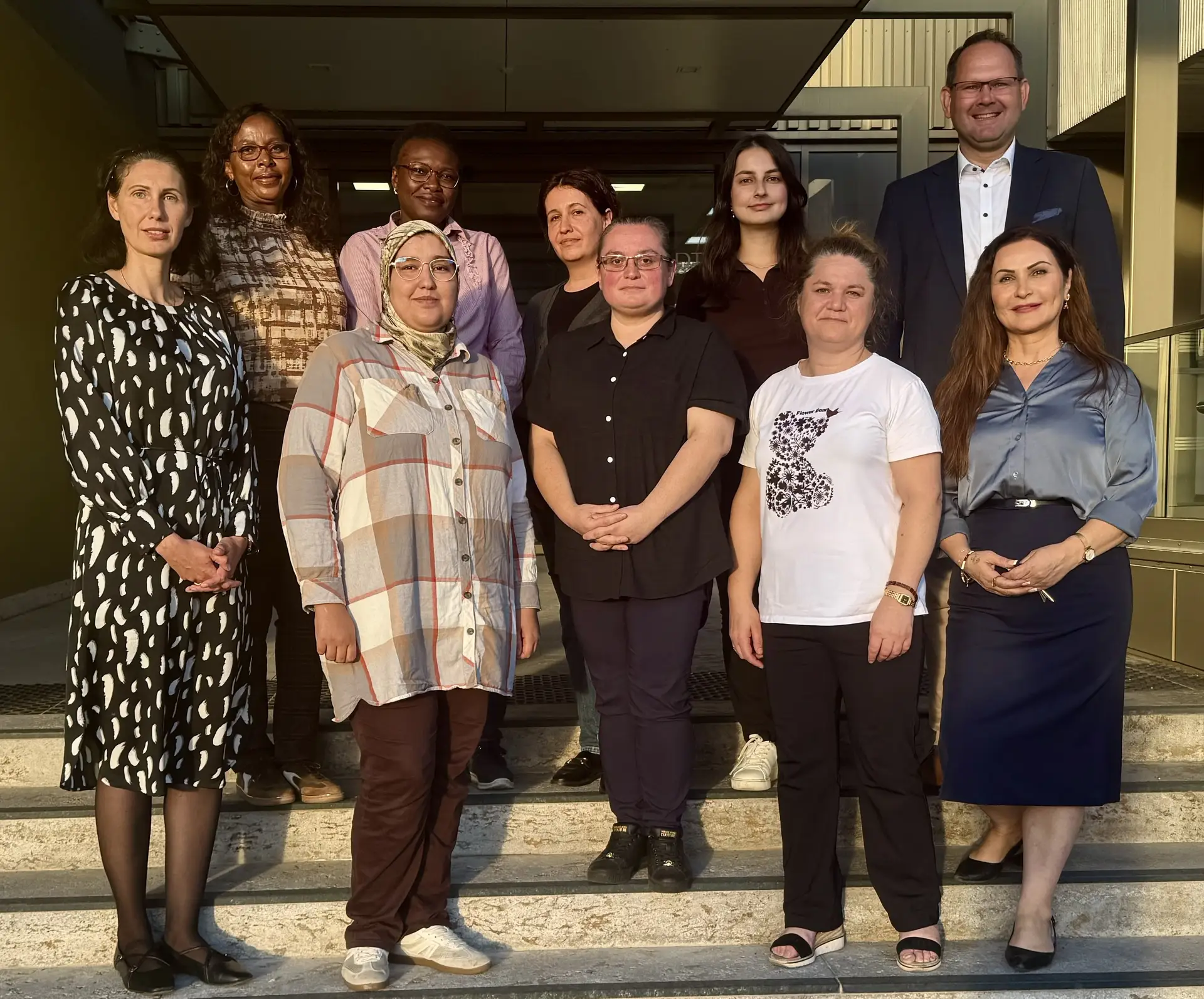vorne links: Olha Kuntsevska, Safae Samadi, Sibel Sarioglu, Nadiia Haibura, Sakine Azodanlou hinten von links: Priscilla Geis, Jeannette Feune Todem, Ferah Ünaydin, Amine Tasbag, Michael Hombach