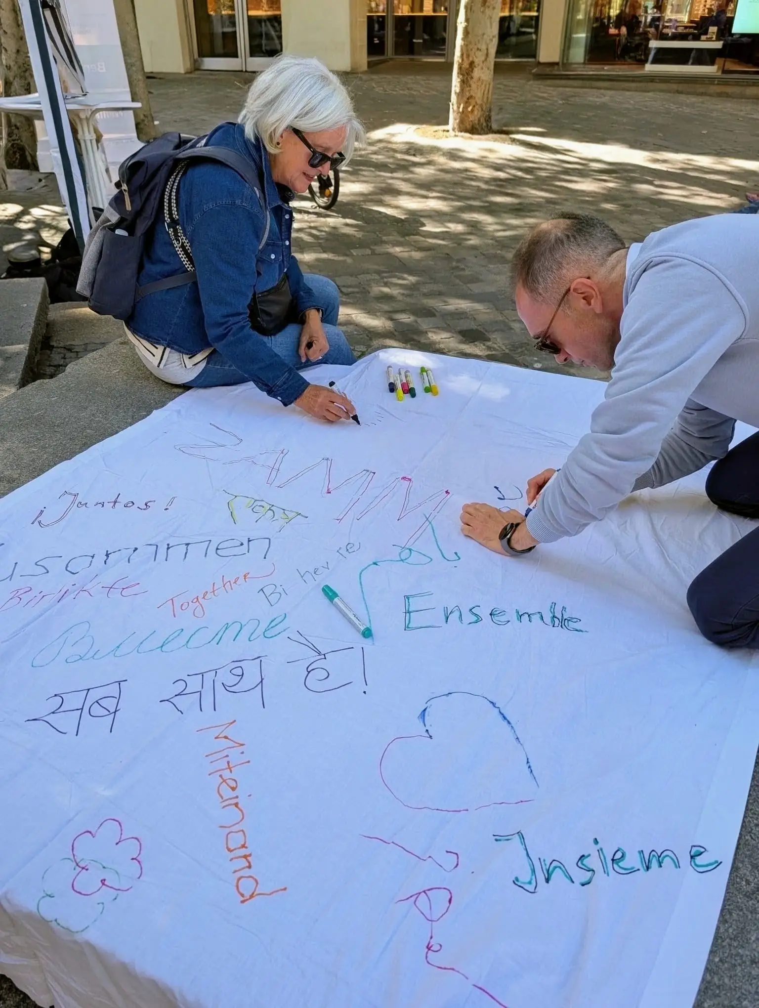 Viele Sprachen, eine Botschaft: gemeinsam, vielfältig, solidarisch. Foto aufgenommen bei der Eröffnung der Interkulturellen Wochen 2026 am Gabelmann in Bamberg.