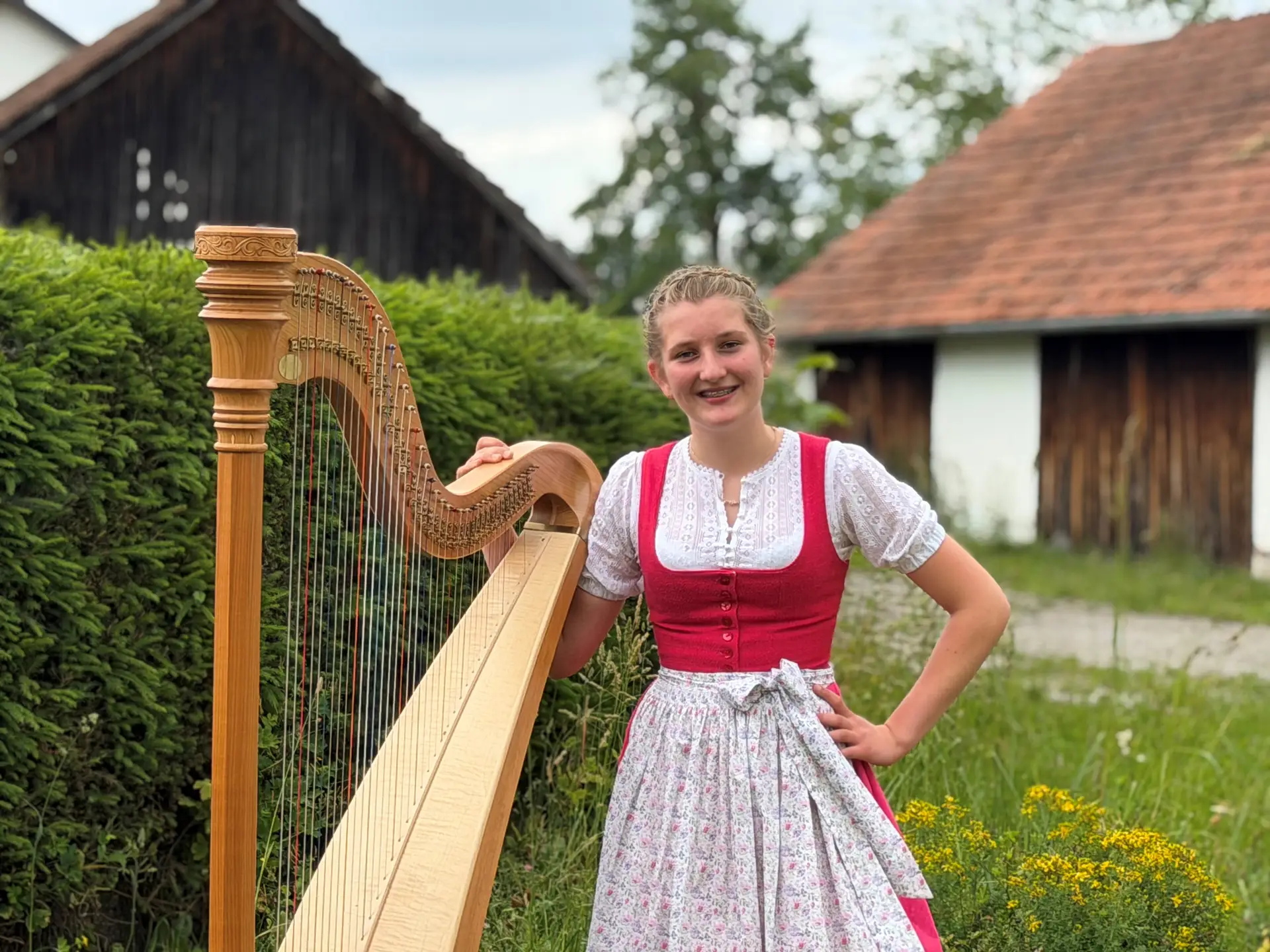 Eine Harfistin begrüßt die Gäste bei der Vernissage im Haus der Familie in Burghausen.