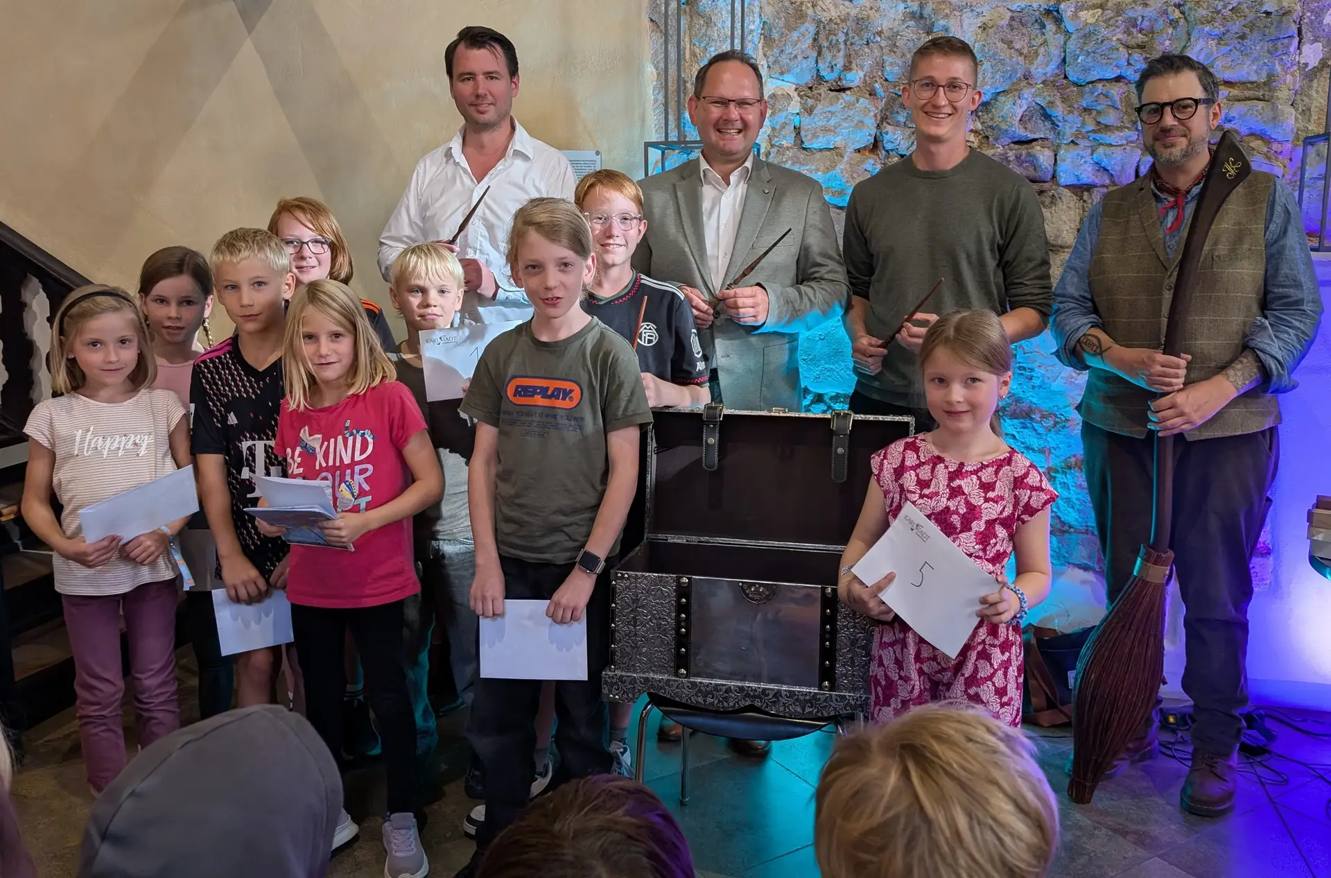 Gewinner der Verlosung stehen vorne; dahinter stehen Stephan Petershofen, Erster Bürgermeister Michael Hombach, Bibliotheksleiter Thomas Schreck und Stephan Köstler.