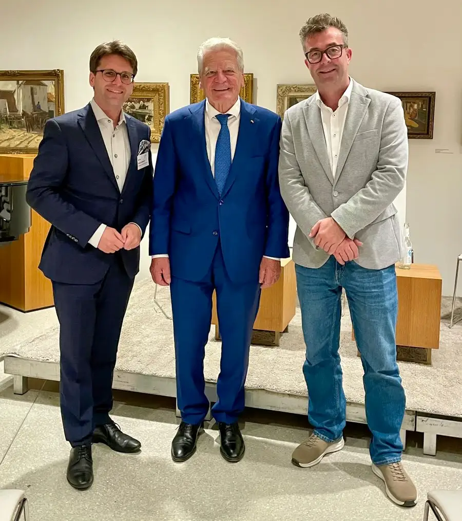 Florian Hartmann, Joachim Gauck und Vincent Tuijp stehen nebeneinander.